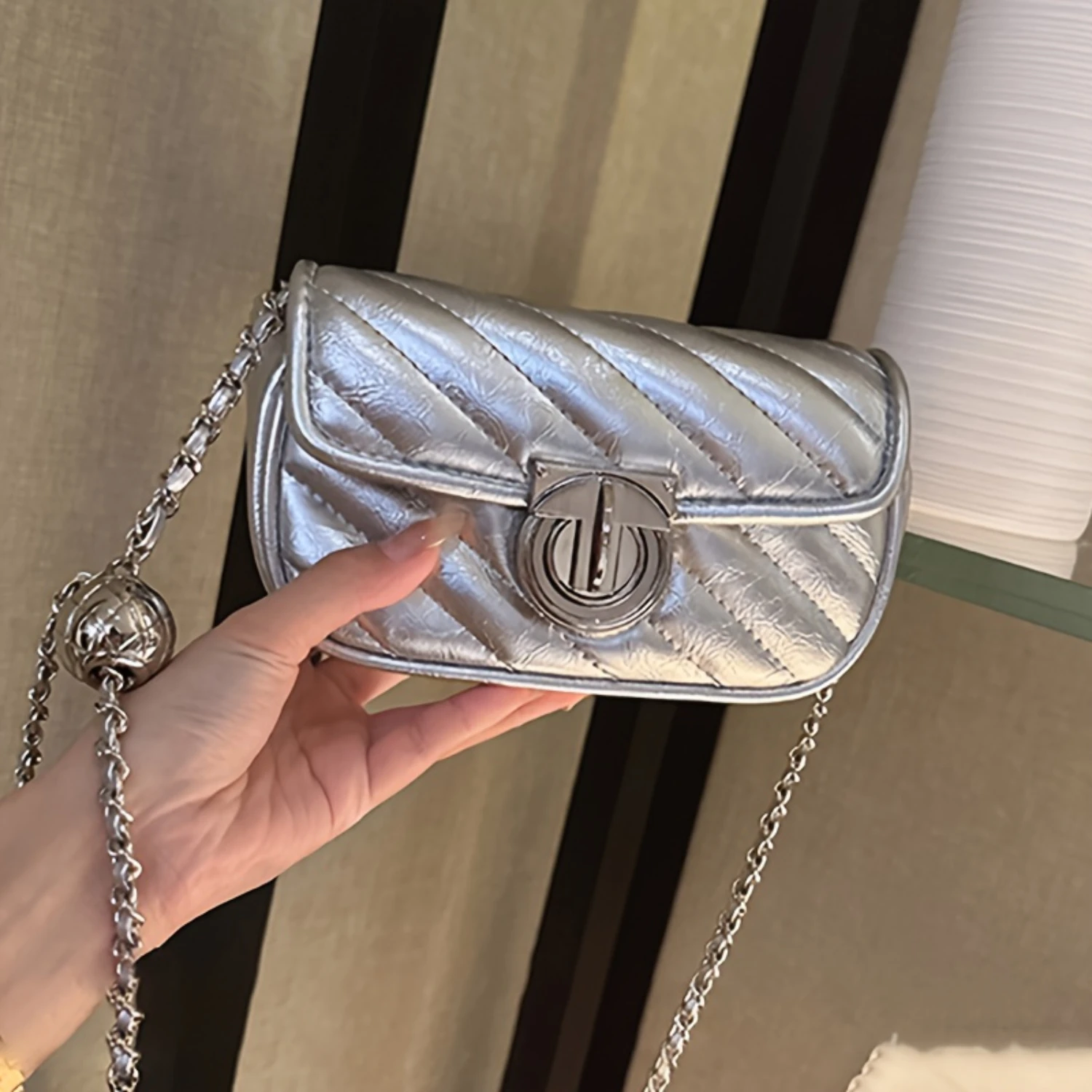 Quilted PU Leather Crossbody Bag For Women, Fashionable Small Square Shoulder Flap Bag With Chain Strap
Quilted PU Leather Crossbody Bag For Women, Fashionable Small Square Shoulder Flap Bag With Chain Strap