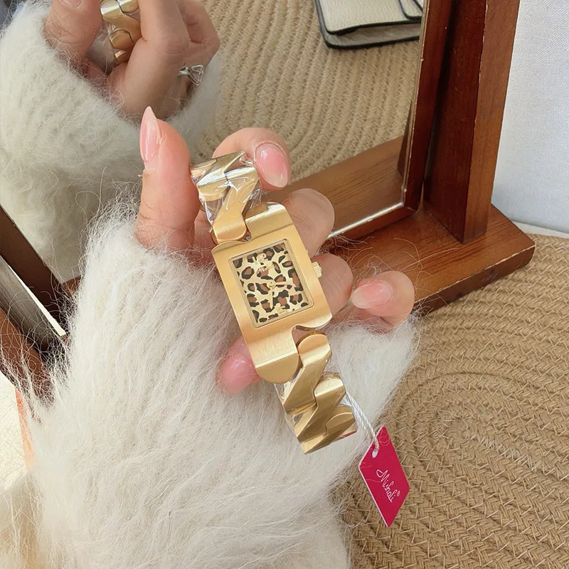 Retro Watch Metal Wave Pattern Creative Design Personality Fashion High-End Luxury Stainless Steel Strap Waterproof Quartz Watch
Retro Watch Metal Wave Pattern Creative Design Personality Fashion High-End Luxury Stainless Steel Strap Waterproof Quartz Watch