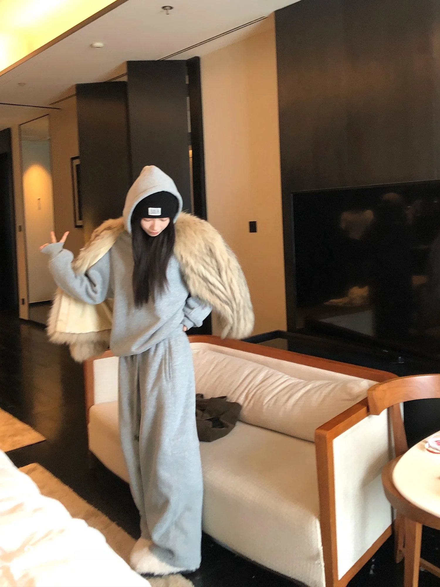 Женский комплект SUONE: худи на флисовой подкладке и брюки, повседневный свободный крой, осенне-зимний модный ансамбль, удобный хлопковый свитшот
Женский комплект SUONE: худи на флисовой подкладке и брюки, повседневный свободный крой, осенне-зимний модный ансамбль, удобный хлопковый свитшот