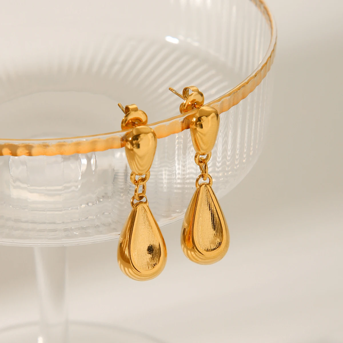 Huang Chao Retro Metal Fashionable Thick Water Droplet Shaped Pendant Earrings Women Simple Design Accessories Jewelry Gifts
Huang Chao Retro Metal Fashionable Thick Water Droplet Shaped Pendant Earrings Women Simple Design Accessories Jewelry Gifts