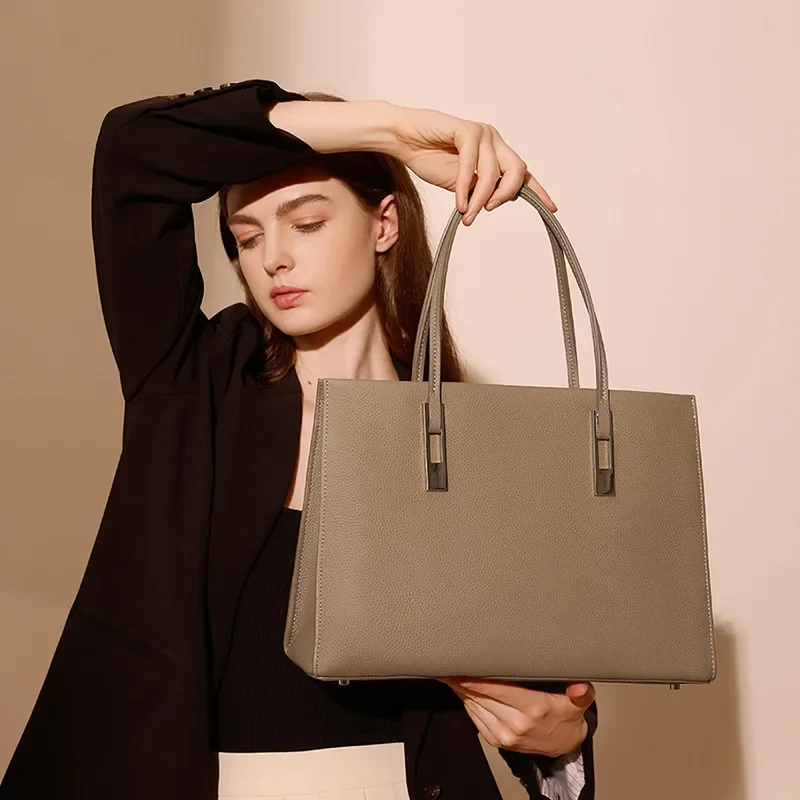 Women's Elegant Leather Tote Bags 2024 New Commuter Large Bag Large Capacity First Layer Cowhide Shoulder Bag Handbags
Women's Elegant Leather Tote Bags 2024 New Commuter Large Bag Large Capacity First Layer Cowhide Shoulder Bag Handbags