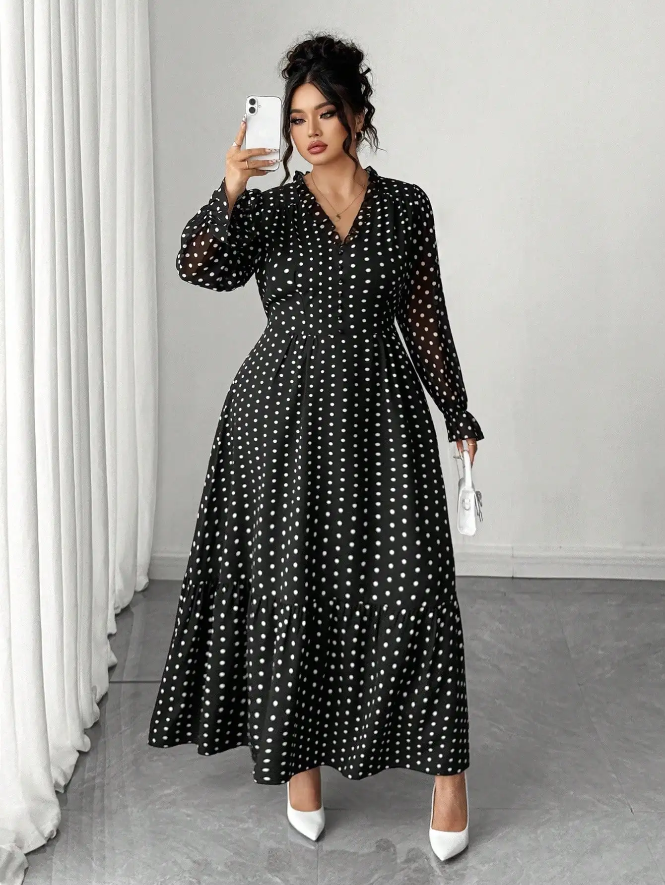 Элегантное черное платье макси в горошек с V-образным вырезом, длинными рукавами и рюшами на рукавах
Элегантное черное платье макси в горошек с V-образным вырезом, длинными рукавами и рюшами на рукавах