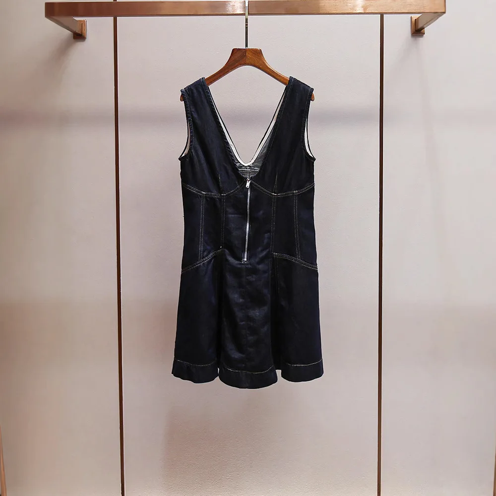 Summer New Retro Casual Zipper V-Neck Design Backless Splicing Denim Sleeveless Dress Women's Loose Waist Knitted A-Line Skirt
Summer New Retro Casual Zipper V-Neck Design Backless Splicing Denim Sleeveless Dress Women's Loose Waist Knitted A-Line Skirt