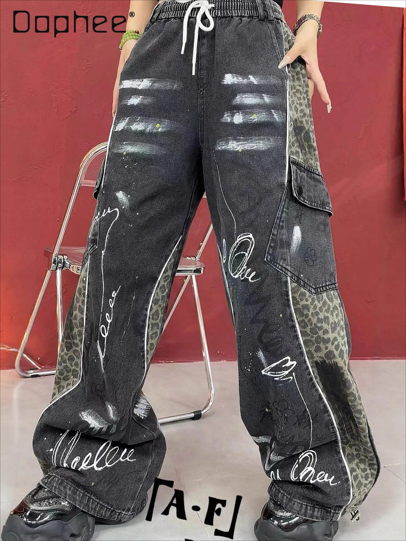 Женские джинсы в европейском стиле, осенние новые тяжелые брюки с леопардовым принтом в стиле пэчворк, окрашенные граффити, модные длинные брюки с большими карманами
Женские джинсы в европейском стиле, осенние новые тяжелые брюки с леопардовым принтом в стиле пэчворк, окрашенные граффити, модные длинные брюки с большими карманами