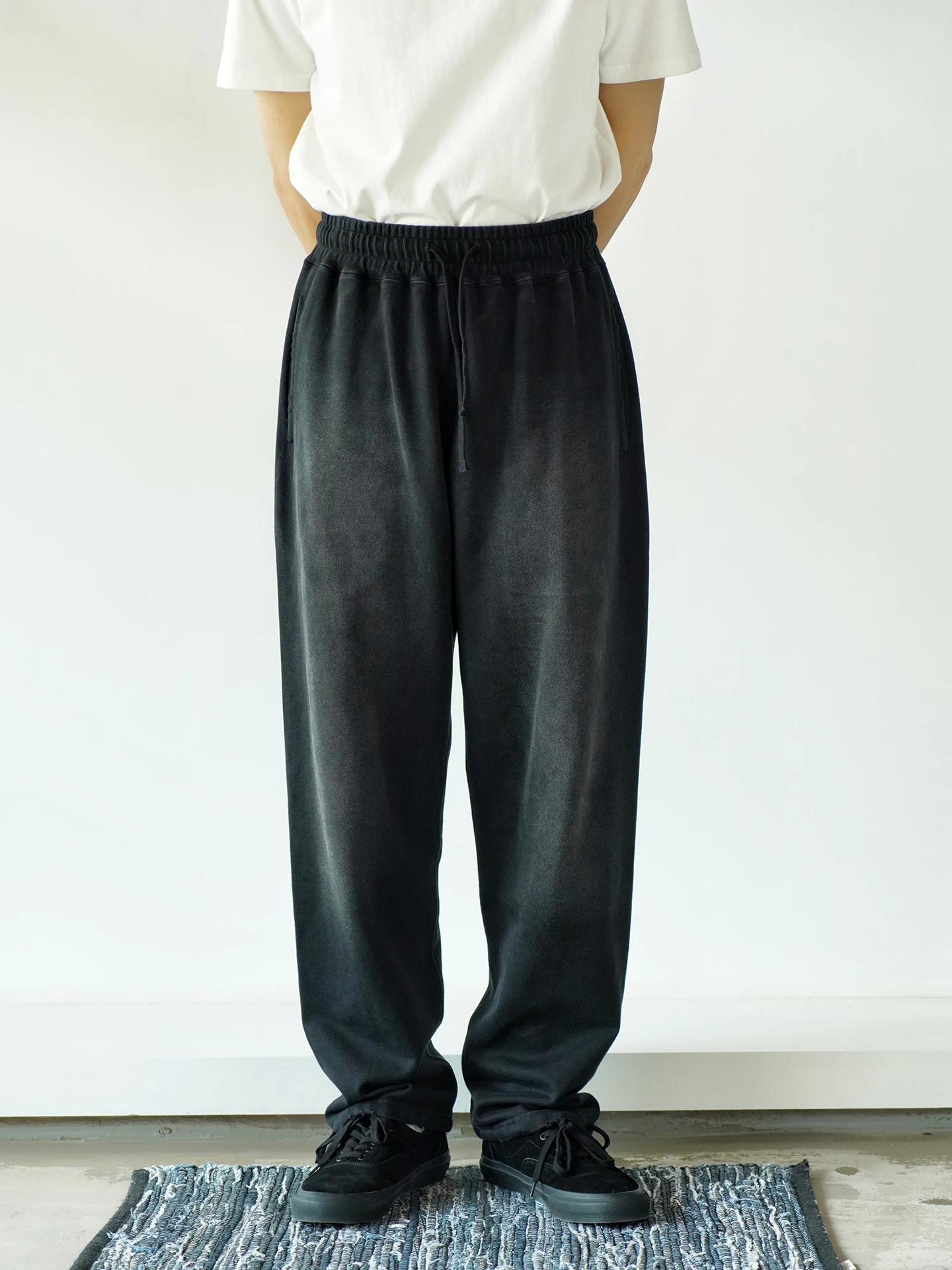 Indigohood Handmade Distressed Knitted Sweatpants Elastic Washed Straight Leg Sporty Casual Long Trousers for Young Men
Indigohood Handmade Distressed Knitted Sweatpants Elastic Washed Straight Leg Sporty Casual Long Trousers for Young Men