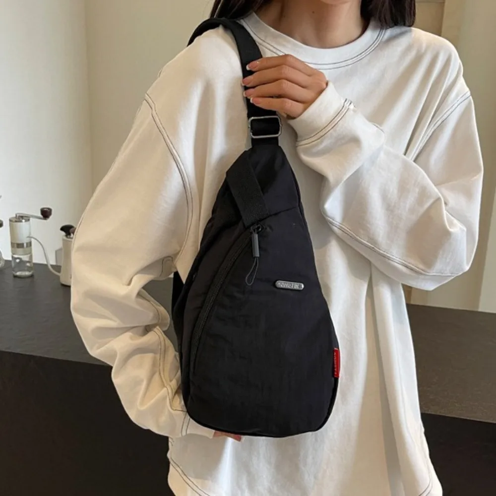 Женская нагрудная сумка из ткани Оксфорд, водонепроницаемая спортивная сумка на плечо в корейском стиле, многослойная большая вместительная сумка через плечо в форме капли
Женская нагрудная сумка из ткани Оксфорд, водонепроницаемая спортивная сумка на плечо в корейском стиле, многослойная большая вместительная сумка через плечо в форме капли