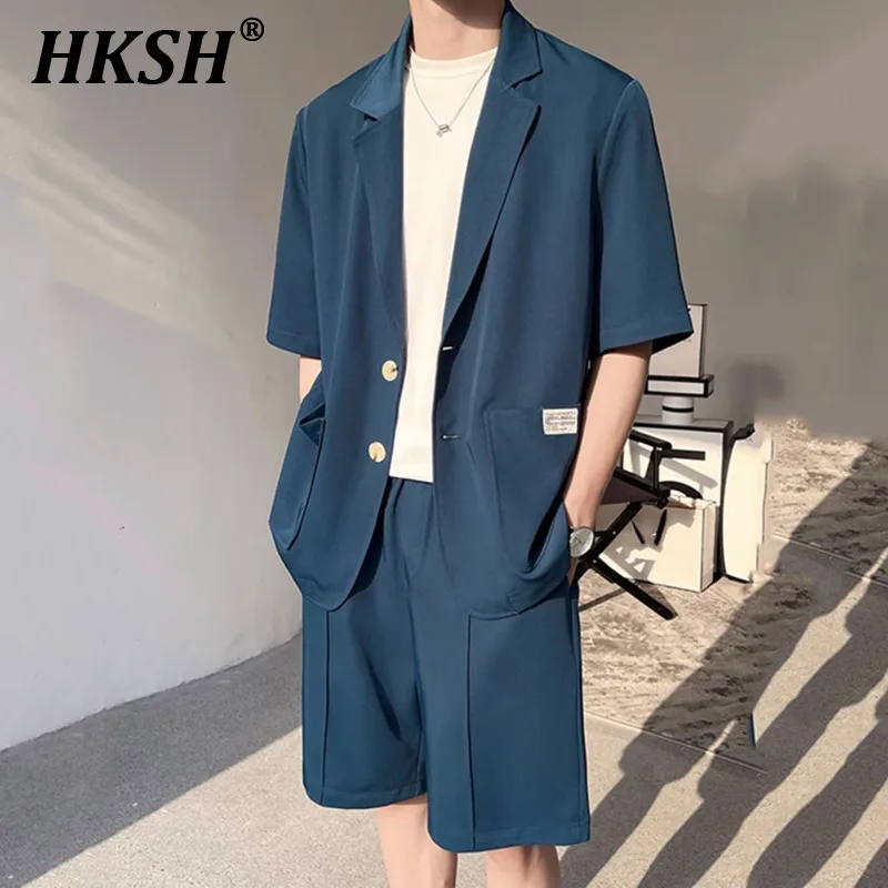 HKSH корейский Стильный костюм с коротким рукавом для мужчин лето весна Новинка ледяной шелк с капюшоном Высокая чувствительность шикарный нишевый топ шорты комплект HK2149
HKSH корейский Стильный костюм с коротким рукавом для мужчин лето весна Новинка ледяной шелк с капюшоном Высокая чувствительность шикарный нишевый топ шорты комплект HK2149