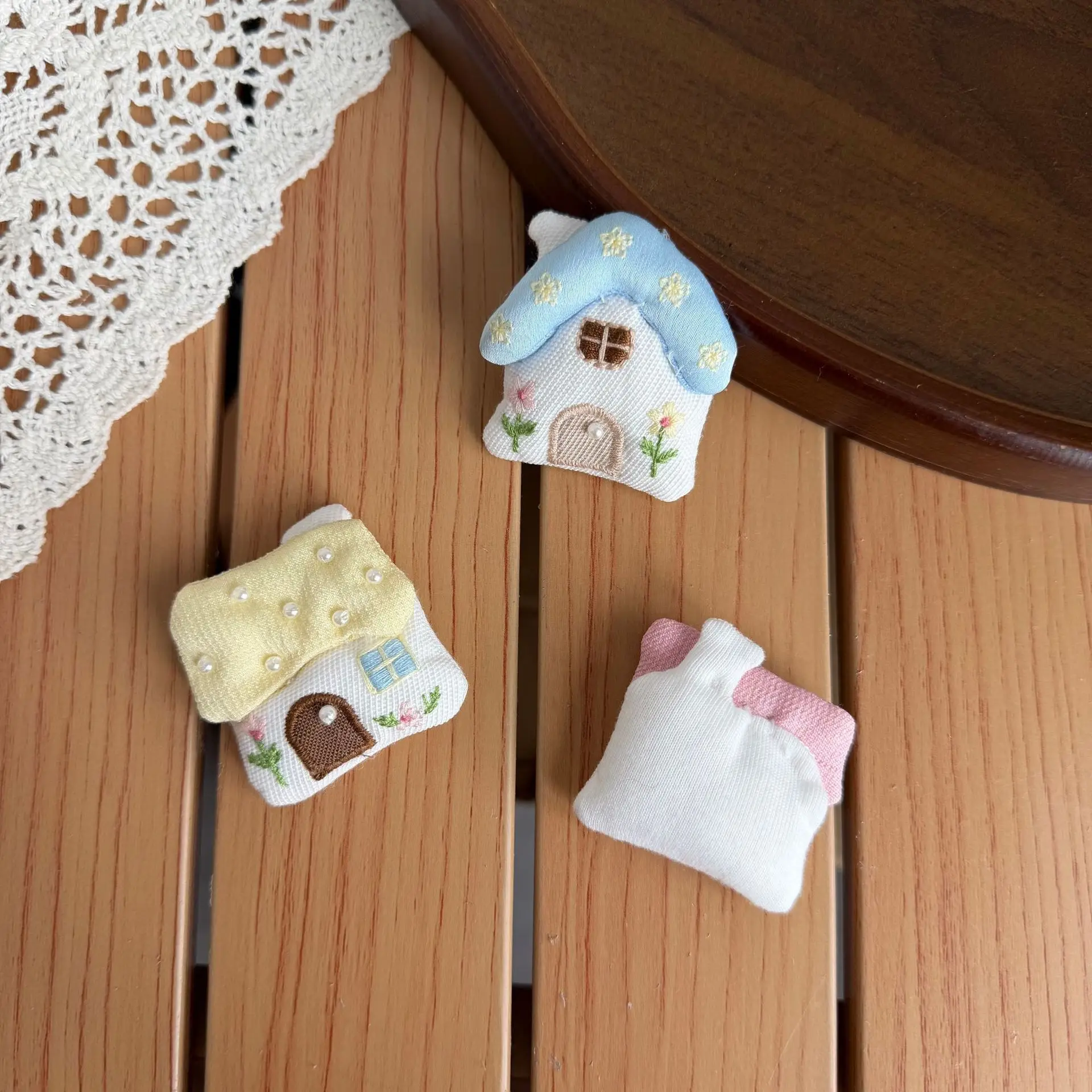 Cute Embroidery Flower House Hair Ring Brooch for Children Fashion Fresh DIY Hair Accessory Sewing Embellishment Soft
Cute Embroidery Flower House Hair Ring Brooch for Children Fashion Fresh DIY Hair Accessory Sewing Embellishment Soft