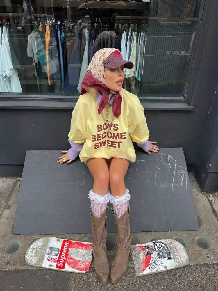 Винтажная летняя женская футболка свободного кроя с коротким рукавом, желтого цвета, из хлопка, с круглым вырезом, в уличном стиле, повседневный модный топ
Винтажная летняя женская футболка свободного кроя с коротким рукавом, желтого цвета, из хлопка, с круглым вырезом, в уличном стиле, повседневный модный топ