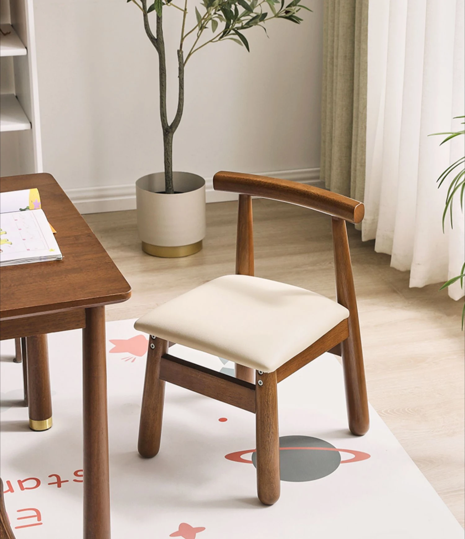 Solid wood children's small chair backrest household baby writing household 
Solid wood children's small chair backrest household baby writing household