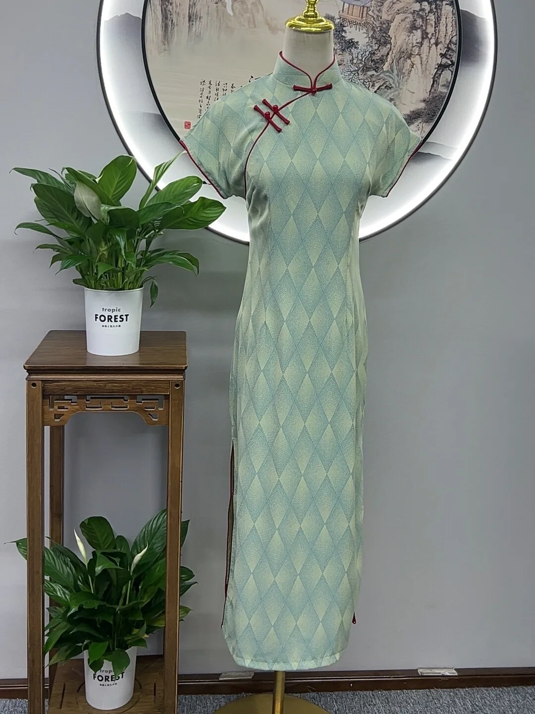 Новинка: летнее повседневное платье с узором, приталенного кроя, от Master Not Two, в китайском стиле, с коротким рукавом, длинное.
Новинка: летнее повседневное платье с узором, приталенного кроя, от Master Not Two, в китайском стиле, с коротким рукавом, длинное.