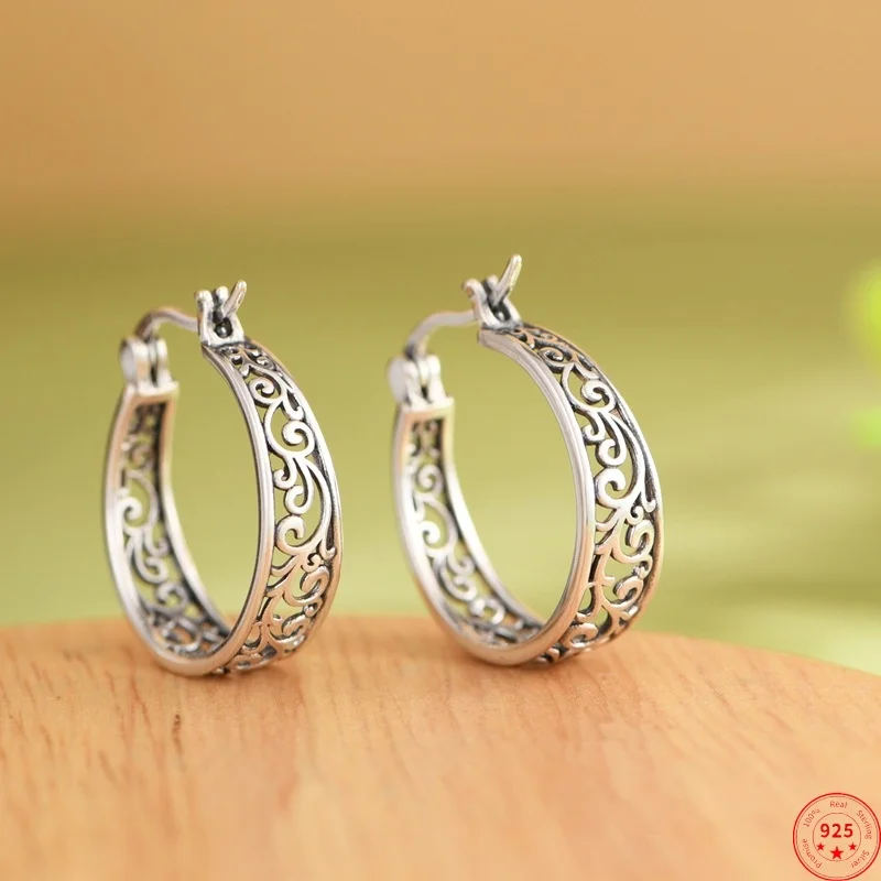 S925 Sterling Silver Hoop Earrings for Women Hollow Eternal Rattan Pattern C-shaped Ear-hoops Fashion Punk Jewelry Wholesale
S925 Sterling Silver Hoop Earrings for Women Hollow Eternal Rattan Pattern C-shaped Ear-hoops Fashion Punk Jewelry Wholesale