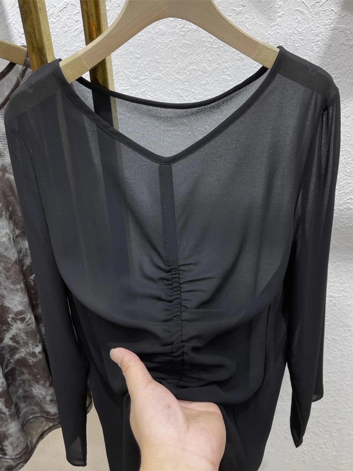 Black V-neck Long Sleeve T-shirt Women's Loose Sun Protection Chiffon Top Fashionable Summer New Arrival Folded Hem Design
Black V-neck Long Sleeve T-shirt Women's Loose Sun Protection Chiffon Top Fashionable Summer New Arrival Folded Hem Design