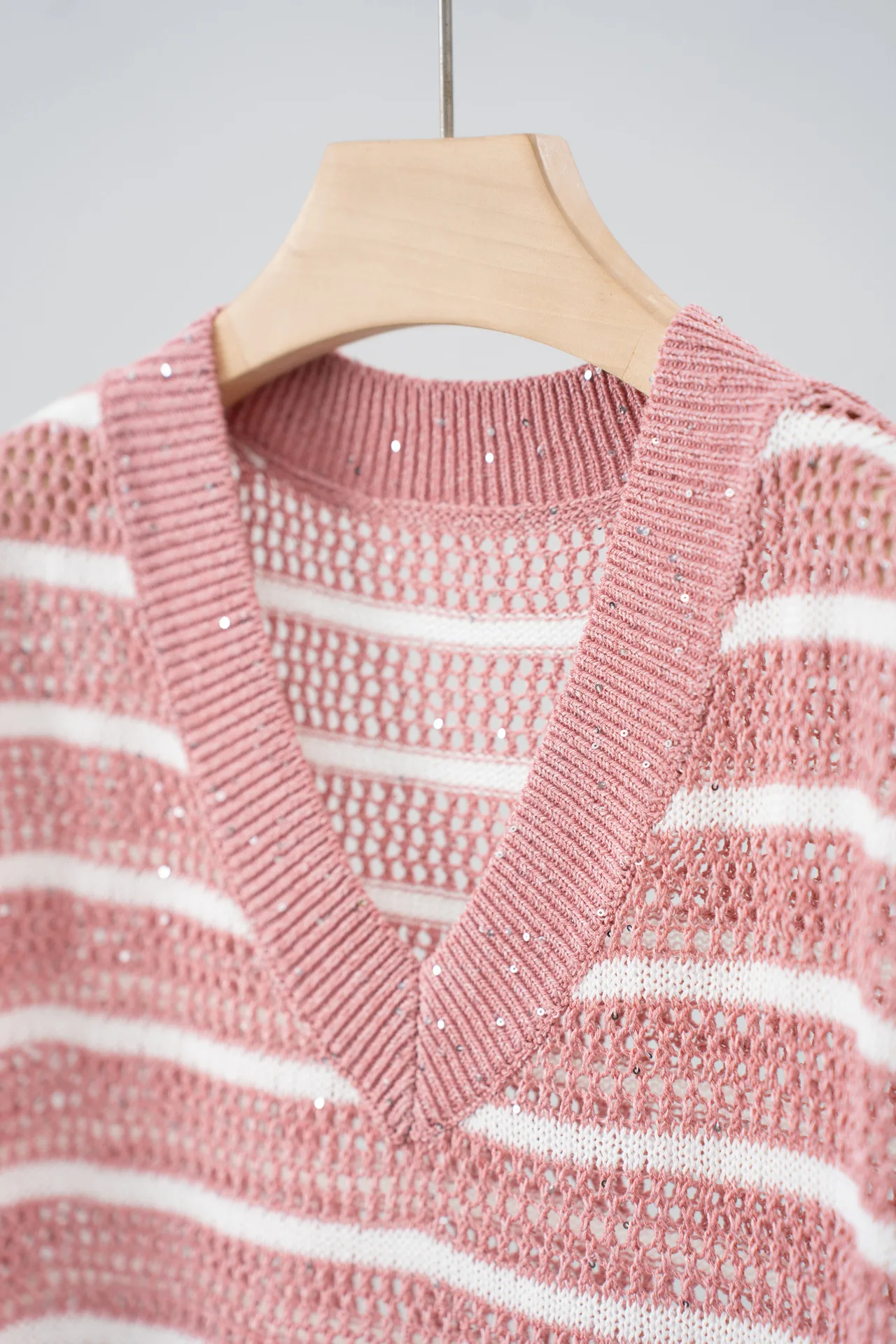 2025 Spring And Summer New Beaded V-Neck Striped Colored Linen Knitted Sweater Hollow Sleeves Casual All-Match Tops For Women
2025 Spring And Summer New Beaded V-Neck Striped Colored Linen Knitted Sweater Hollow Sleeves Casual All-Match Tops For Women