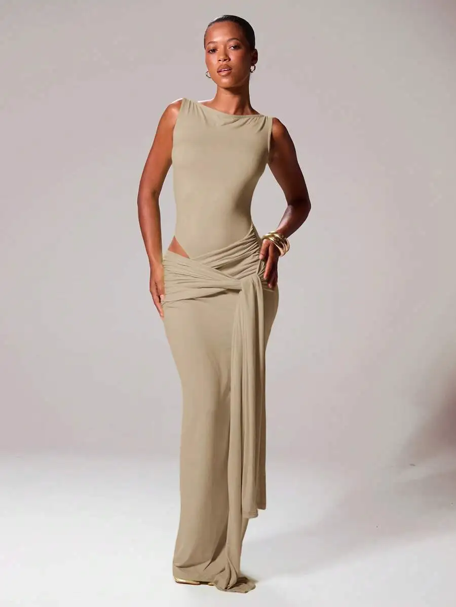 Оливково-зеленое макси-платье без рукавов с вырезом-лодочкой, завязками спереди и драпировкой
Оливково-зеленое макси-платье без рукавов с вырезом-лодочкой, завязками спереди и драпировкой