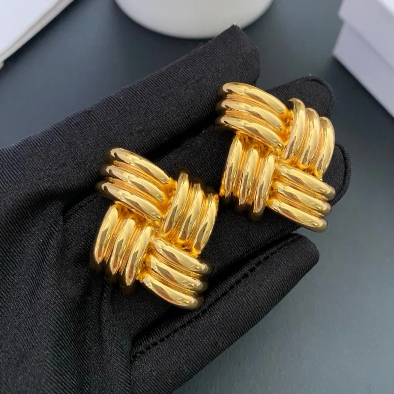 French new niche copper gold braided design retro ear clipLady
French new niche copper gold braided design retro ear clipLady