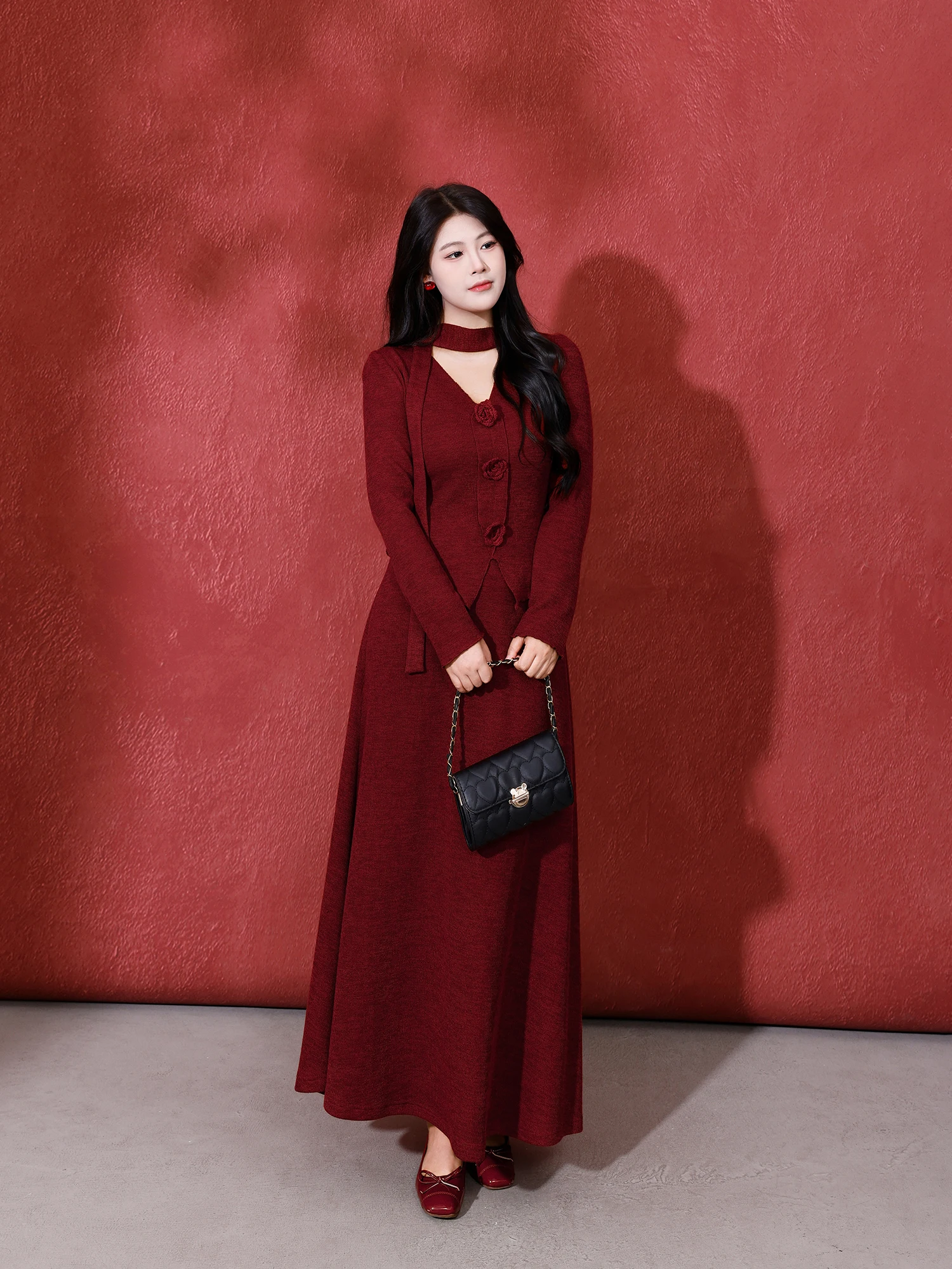 Модный вязаный красный комплект с 3D-цветочным дизайном для женщин: юбка с высокой талией и теплый топ с длинными рукавами для осени и зимы.
Модный вязаный красный комплект с 3D-цветочным дизайном для женщин: юбка с высокой талией и теплый топ с длинными рукавами для осени и зимы.