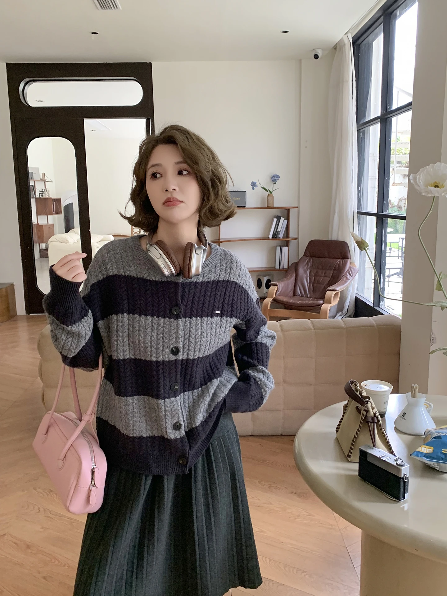 ELINSU Винтажный кардиган в полоску с круглым вырезом, свободный повседневный универсальный стройнящий свитер-жакет для женщин на осень
ELINSU Винтажный кардиган в полоску с круглым вырезом, свободный повседневный универсальный стройнящий свитер-жакет для женщин на осень