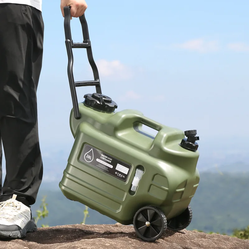 28-литровый бак для воды из ПЭ-материала с колесами и краном, подходит для самостоятельных путешествий, также доступны объемы 15, 20 и 30 литров.
28-литровый бак для воды из ПЭ-материала с колесами и краном, подходит для самостоятельных путешествий, также доступны объемы 15, 20 и 30 литров.