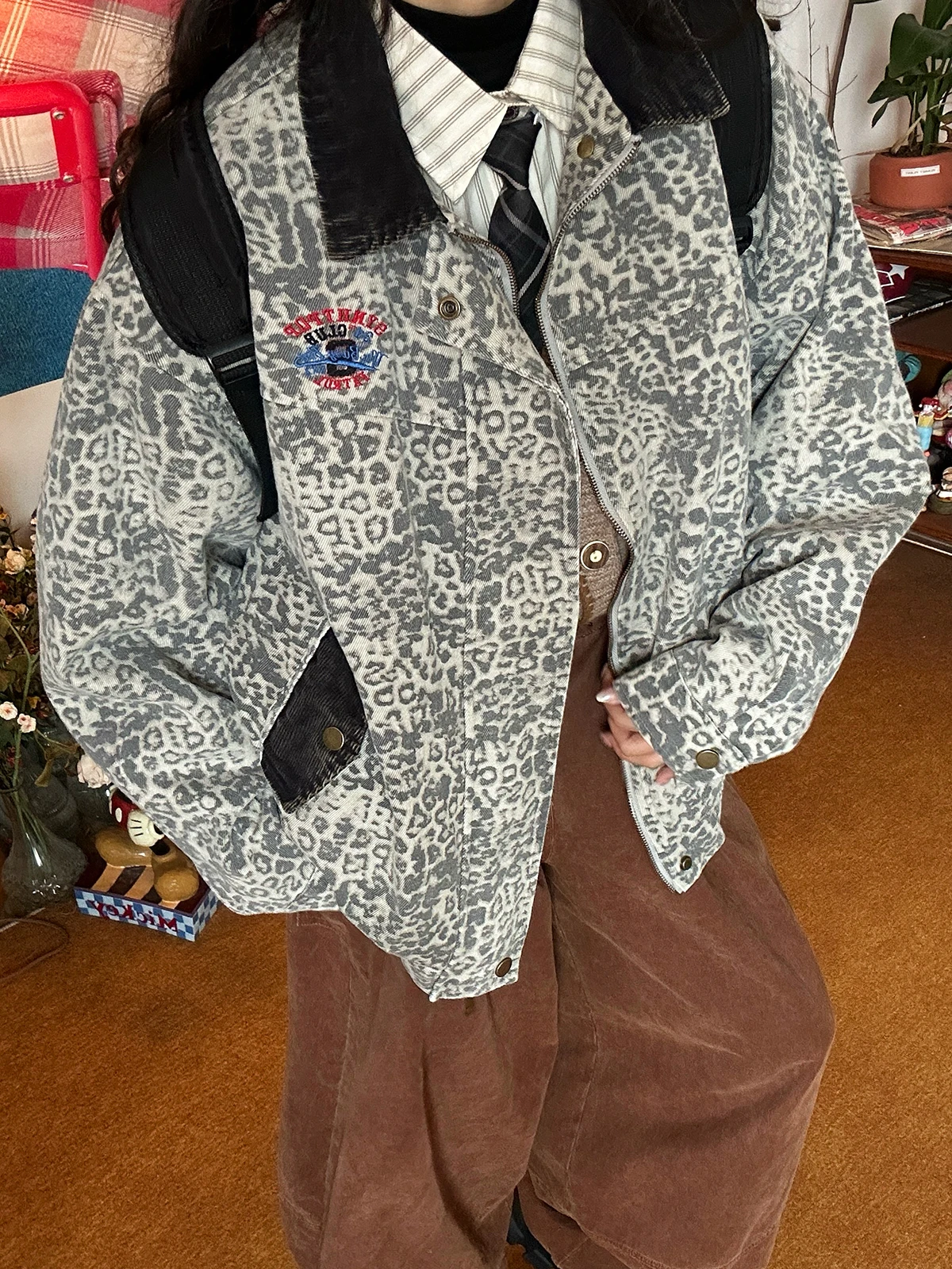 Ретро-куртка в американском стиле с леопардовым принтом на воротнике, женская, свободного кроя, в стиле BF, для пар, весенняя новинка, уличная мода
Ретро-куртка в американском стиле с леопардовым принтом на воротнике, женская, свободного кроя, в стиле BF, для пар, весенняя новинка, уличная мода
