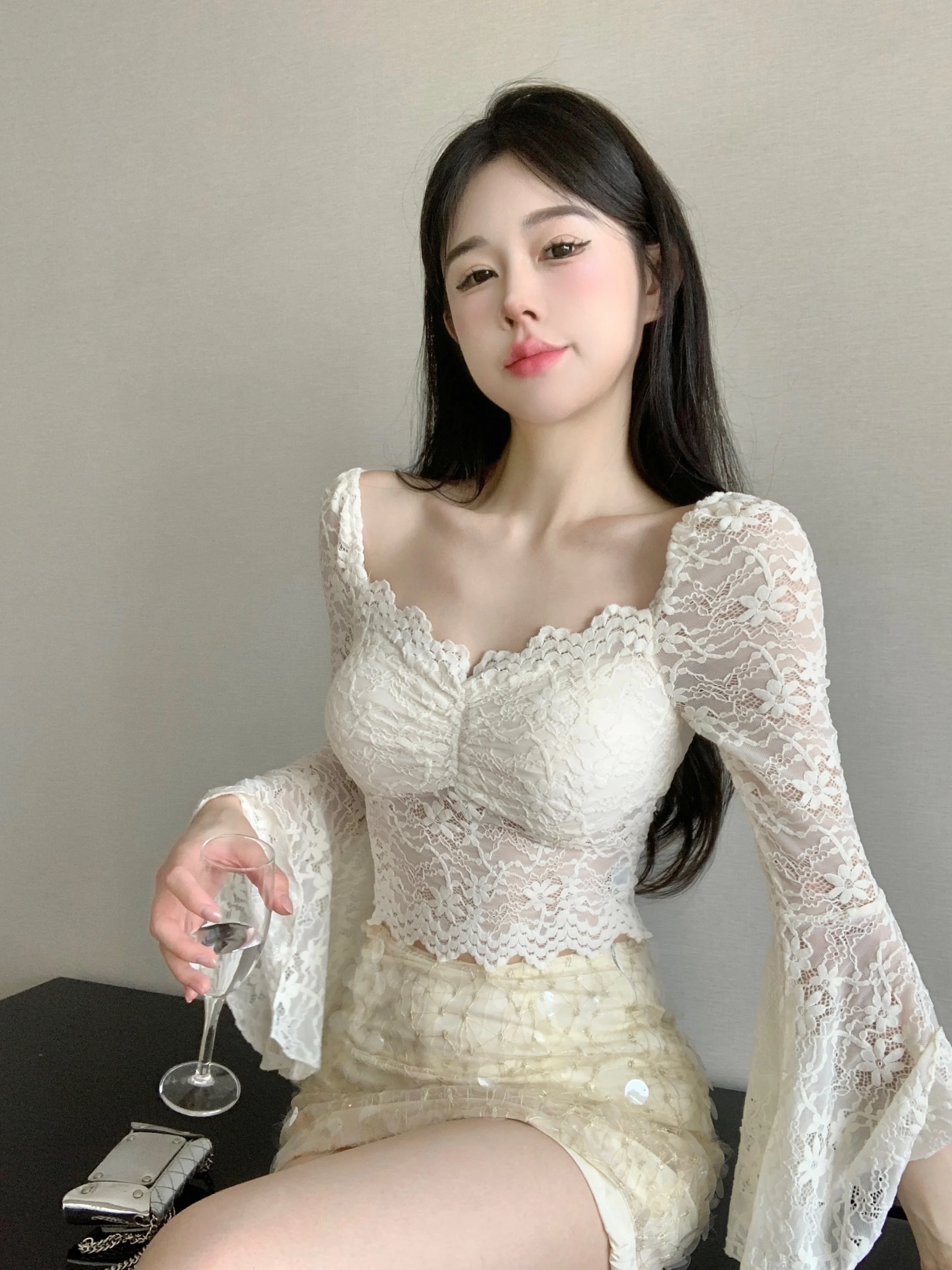 Trumpet sleeves waist cinching slimming with chest cushion exposed navel Short lace t-shirt for women
Trumpet sleeves waist cinching slimming with chest cushion exposed navel Short lace t-shirt for women