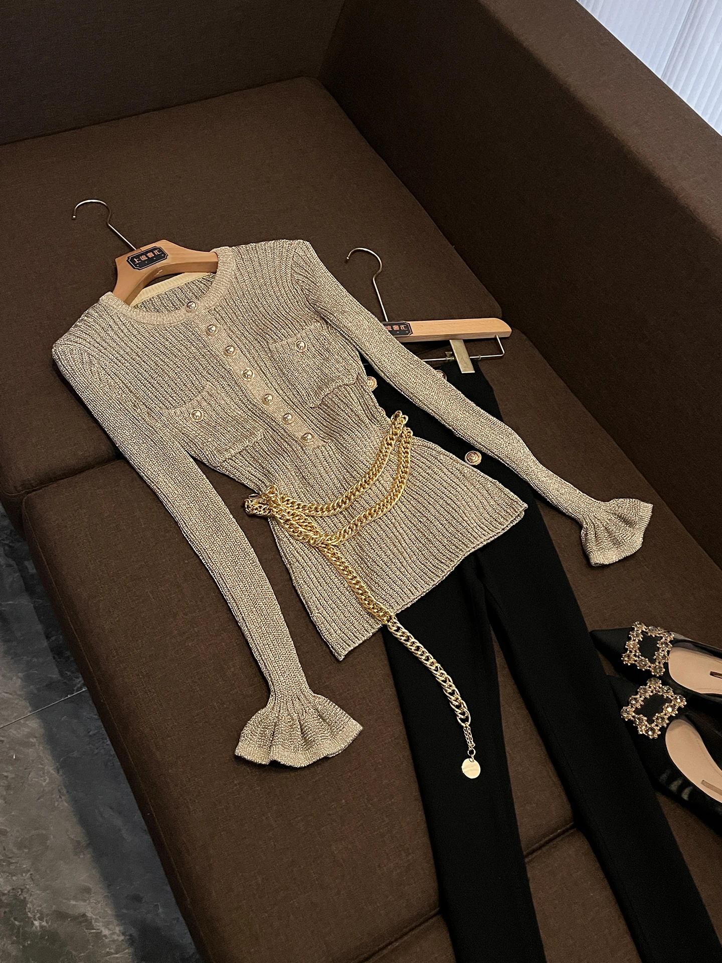 Женский вязаный свитер с утягивающим поясом, цепочкой и одной пуговицей, круглый вырез, приталенный крой, зимняя мода X58
Женский вязаный свитер с утягивающим поясом, цепочкой и одной пуговицей, круглый вырез, приталенный крой, зимняя мода X58