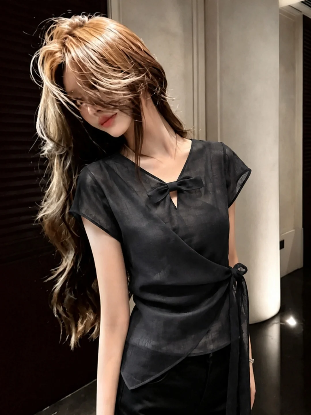 Elegant Knot Short Sleeve T-Shirt Lightweight Versatile Top for Summer Korean Style Straight Cut Silk Blend Shirt
Elegant Knot Short Sleeve T-Shirt Lightweight Versatile Top for Summer Korean Style Straight Cut Silk Blend Shirt