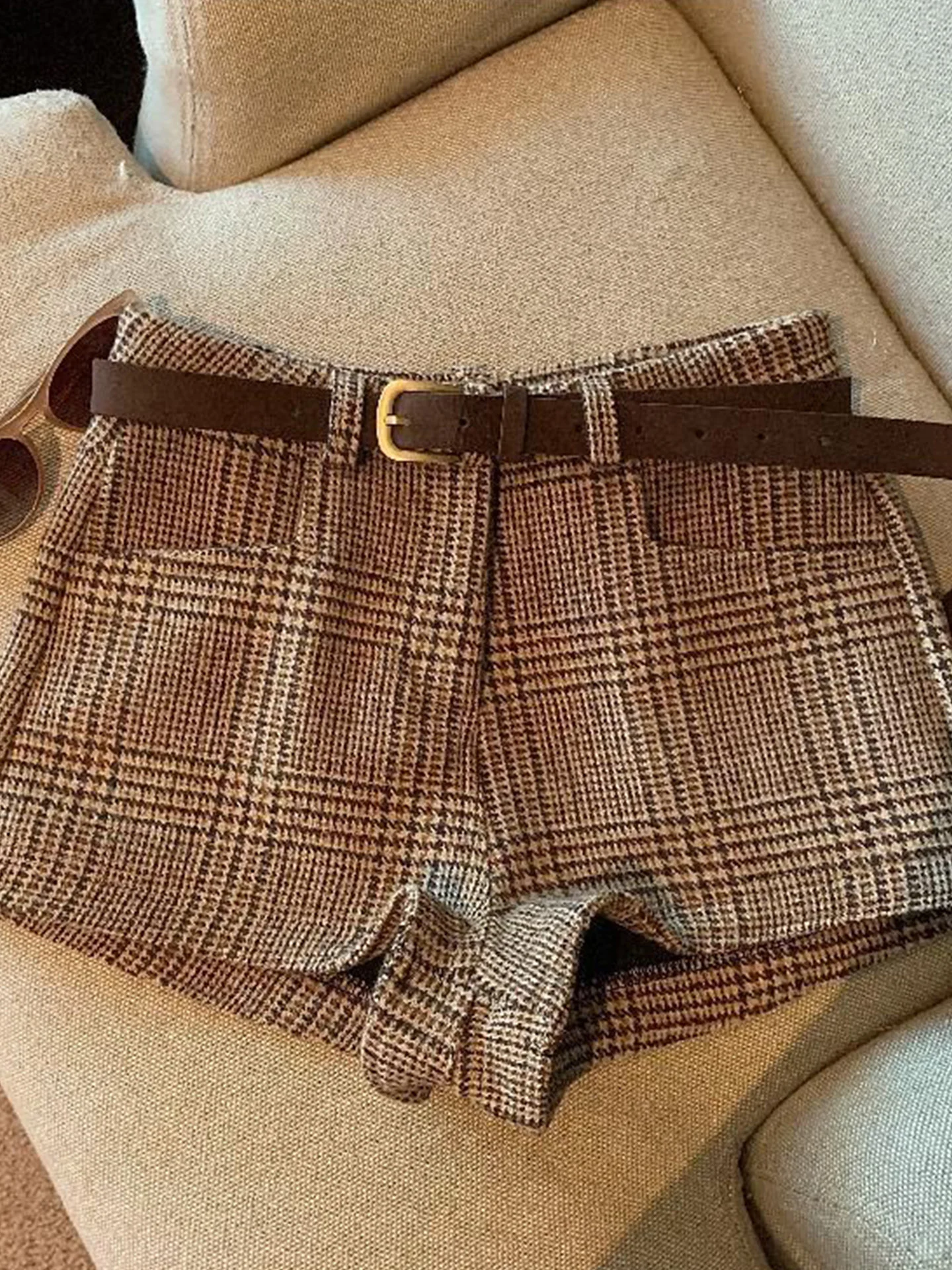Retro Versatile Low Waist Slimming Woolen orts Women Early Spring 2026 New Small Size Loose Wide Leg A-Line Hot Pants
Retro Versatile Low Waist Slimming Woolen orts Women Early Spring 2026 New Small Size Loose Wide Leg A-Line Hot Pants
