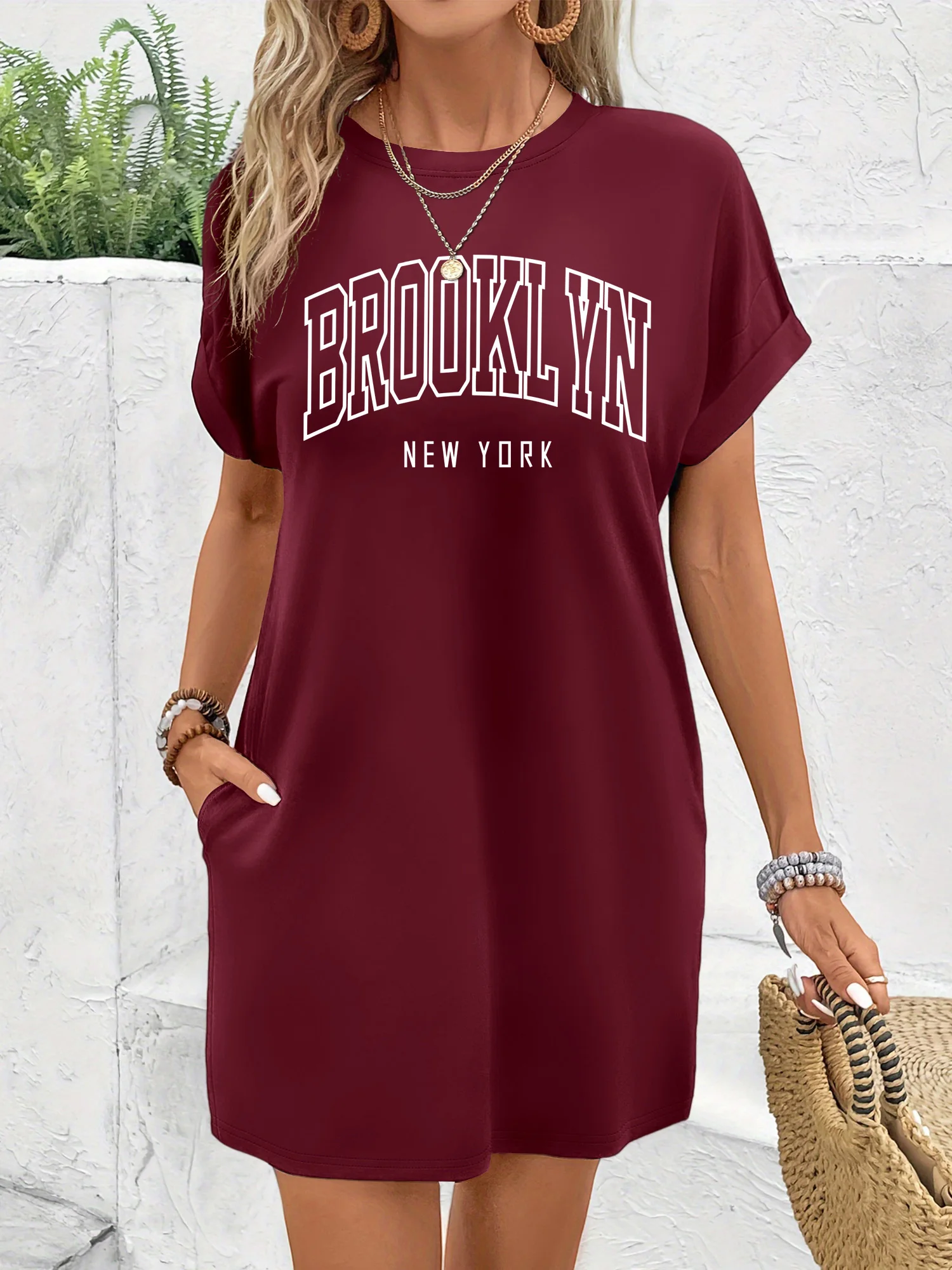 "Adventure Awaits" Letter Print T-Shirt Dress, Loose Fit Short Sleeve Crew Neck Casual Dress with Pockets
"Adventure Awaits" Letter Print T-Shirt Dress, Loose Fit Short Sleeve Crew Neck Casual Dress with Pockets