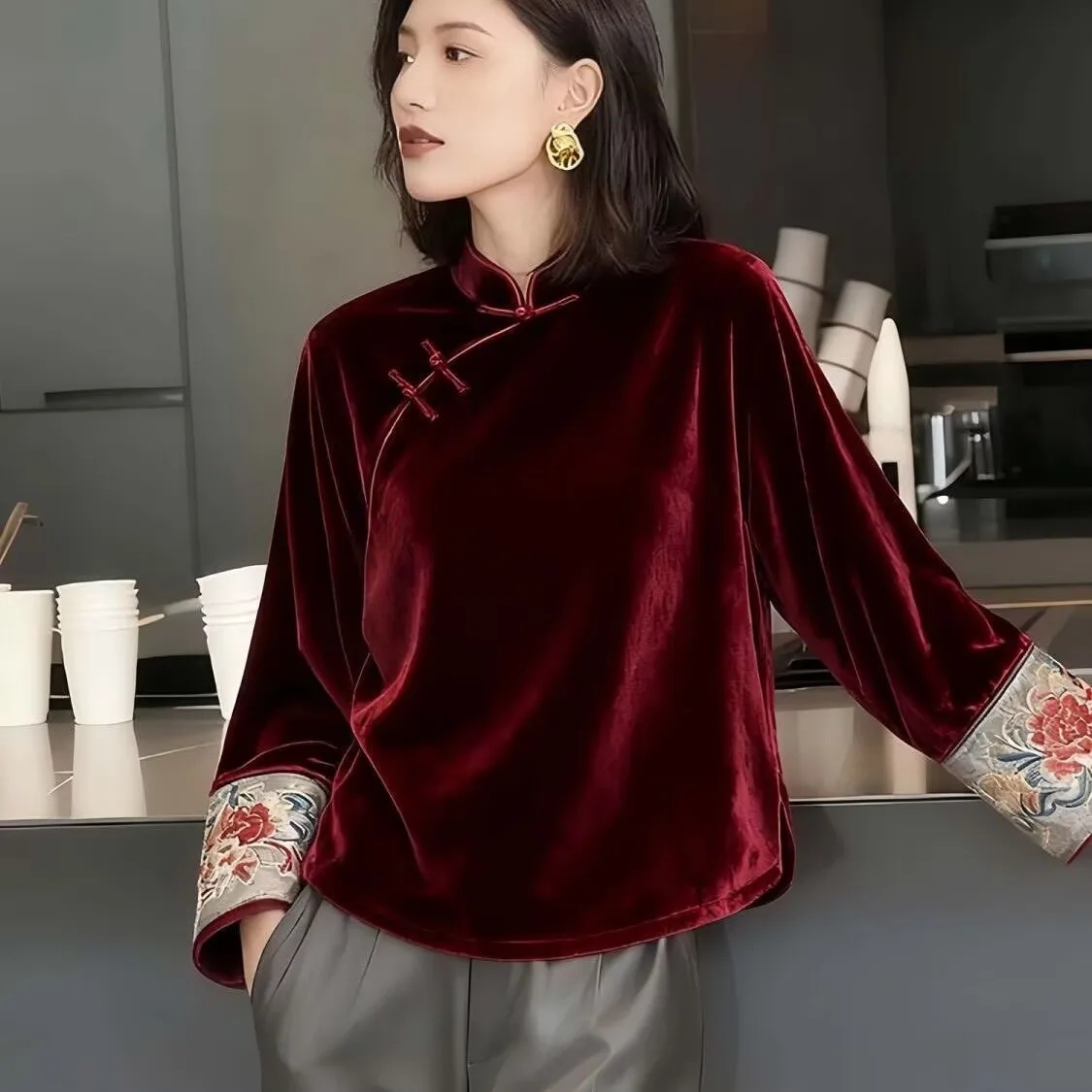 Fashionable Retro Elegant women's Chinese Qipao Top Exquisite Embroideried Temperament Blouse Daily Versatile Cheongsam Top
Fashionable Retro Elegant women's Chinese Qipao Top Exquisite Embroideried Temperament Blouse Daily Versatile Cheongsam Top