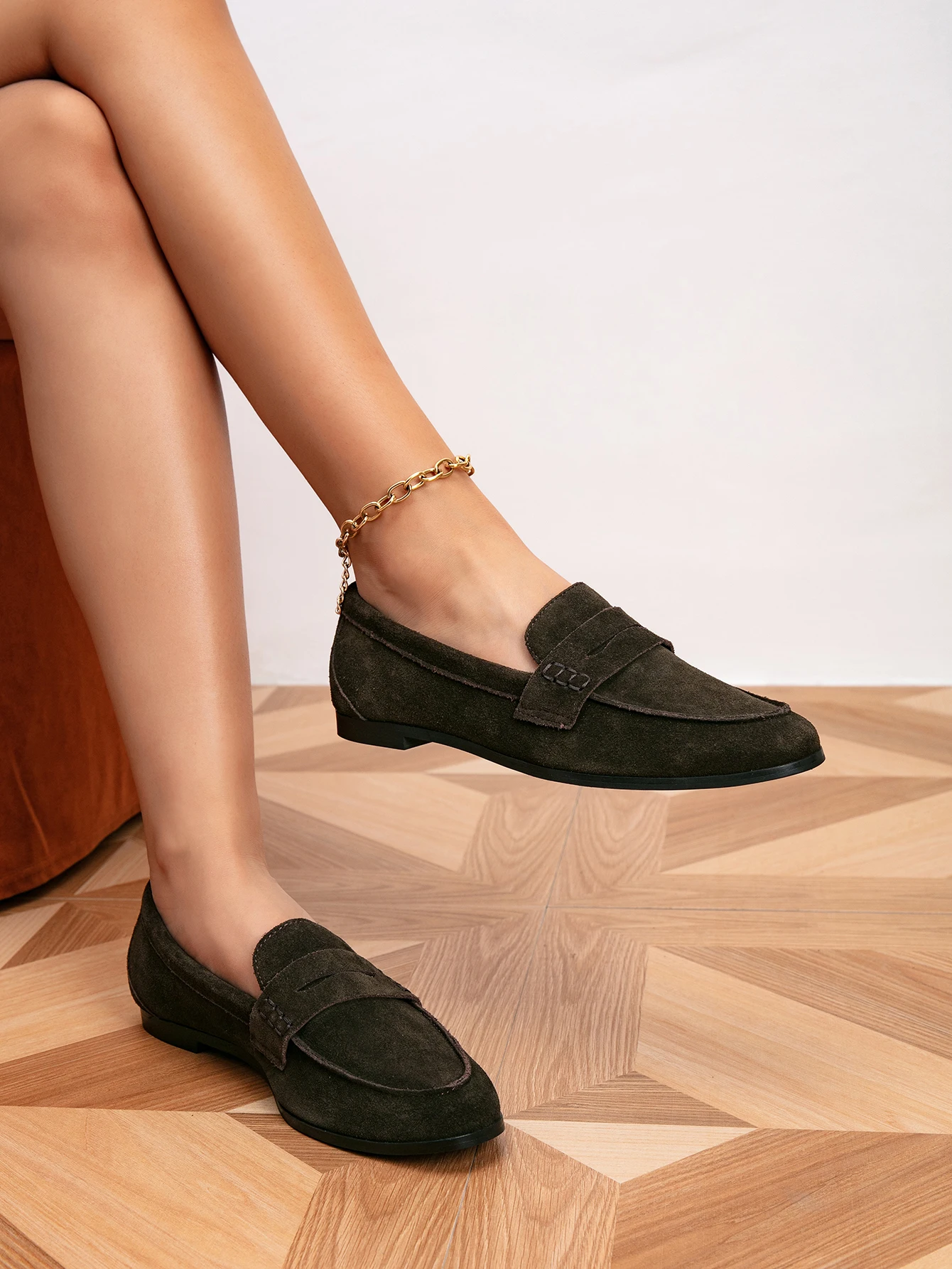 Women's simple and fashionable commuting versatile style solid color pointed suede lightweight one foot loafers
Women's simple and fashionable commuting versatile style solid color pointed suede lightweight one foot loafers