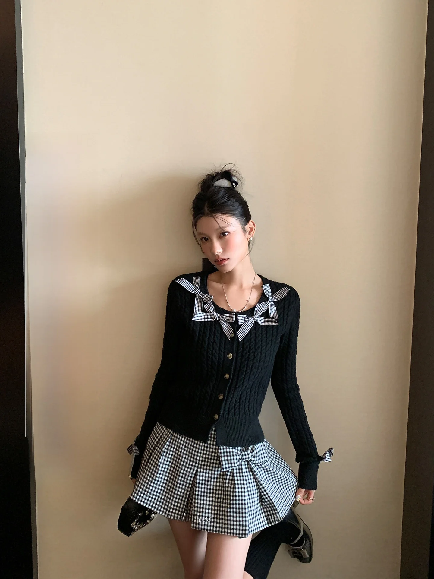 LIONE Black Knitted Slim Fit Top with Knot And Plaid Skirt Fashion Set Sweet Style Long Sleeve round Neck
LIONE Black Knitted Slim Fit Top with Knot And Plaid Skirt Fashion Set Sweet Style Long Sleeve round Neck