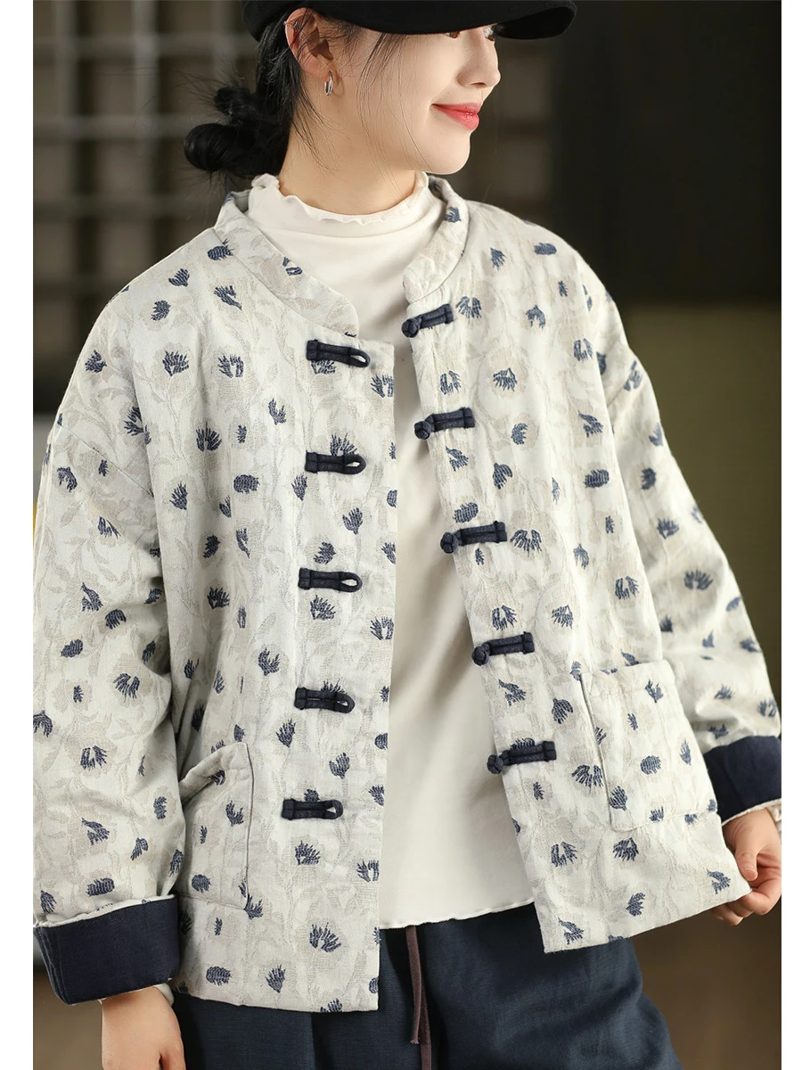 Новая женская куртка Ele из хлопка и льна с вышивкой и бахромой, в китайском стиле, на пуговицах, с длинными рукавами, хлопковое пальто, верхняя одежда
Новая женская куртка Ele из хлопка и льна с вышивкой и бахромой, в китайском стиле, на пуговицах, с длинными рукавами, хлопковое пальто, верхняя одежда