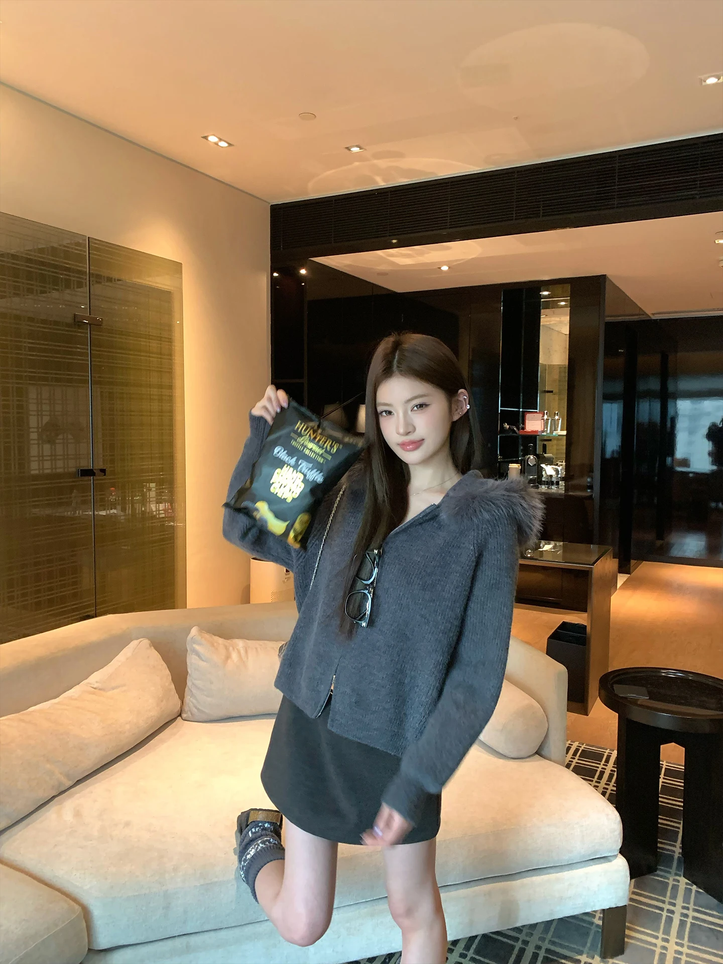 Теплый шерстяной вязаный кардиган с капюшоном и меховым воротником, свободного кроя, женская верхняя одежда, повседневный стиль, длинный рукав, застежка-молния
Теплый шерстяной вязаный кардиган с капюшоном и меховым воротником, свободного кроя, женская верхняя одежда, повседневный стиль, длинный рукав, застежка-молния