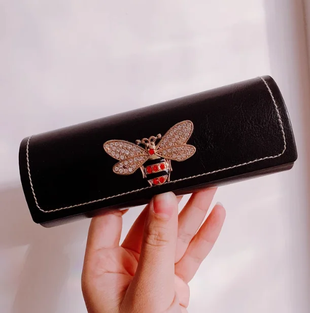 Hot fix Leather Glasses Case For Women Waterproof Hard Frame Eyeglass Case Reading Glasses Box Eyewear Spectacle Cases B2
Hot fix Leather Glasses Case For Women Waterproof Hard Frame Eyeglass Case Reading Glasses Box Eyewear Spectacle Cases B2