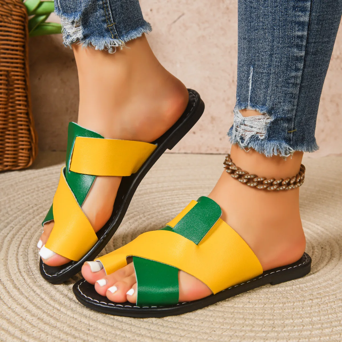 2026 New Ladies' Flat Sandals, Color Blocked Toe Sandals, Casual Summer Outdoor Sandals
2026 New Ladies' Flat Sandals, Color Blocked Toe Sandals, Casual Summer Outdoor Sandals