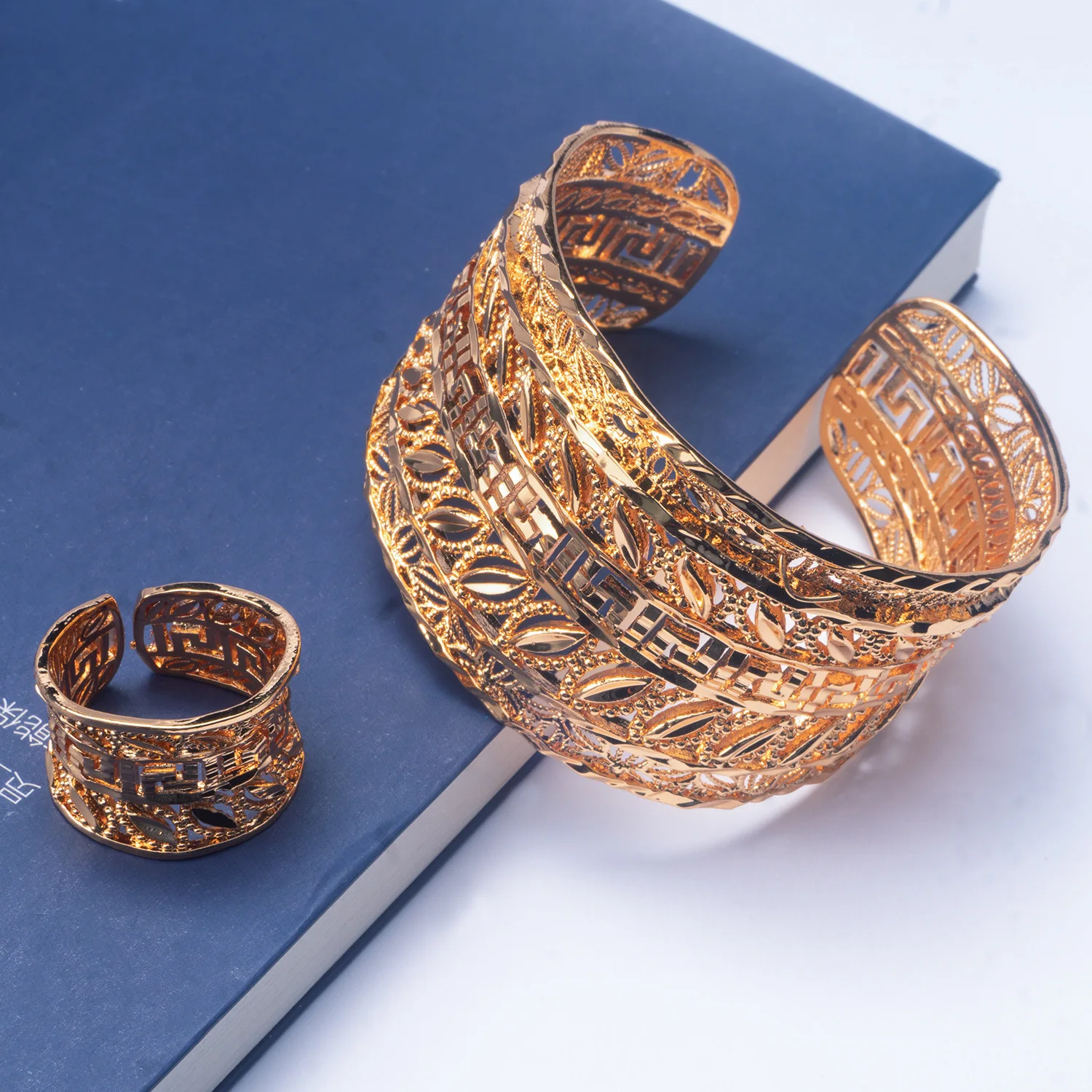 9999 Gold Heavy Industry Decorative Wedding Hollowed-out Bracelet Ring Set - Middle Eastern Women's Open-ended Bracelet
9999 Gold Heavy Industry Decorative Wedding Hollowed-out Bracelet Ring Set - Middle Eastern Women's Open-ended Bracelet