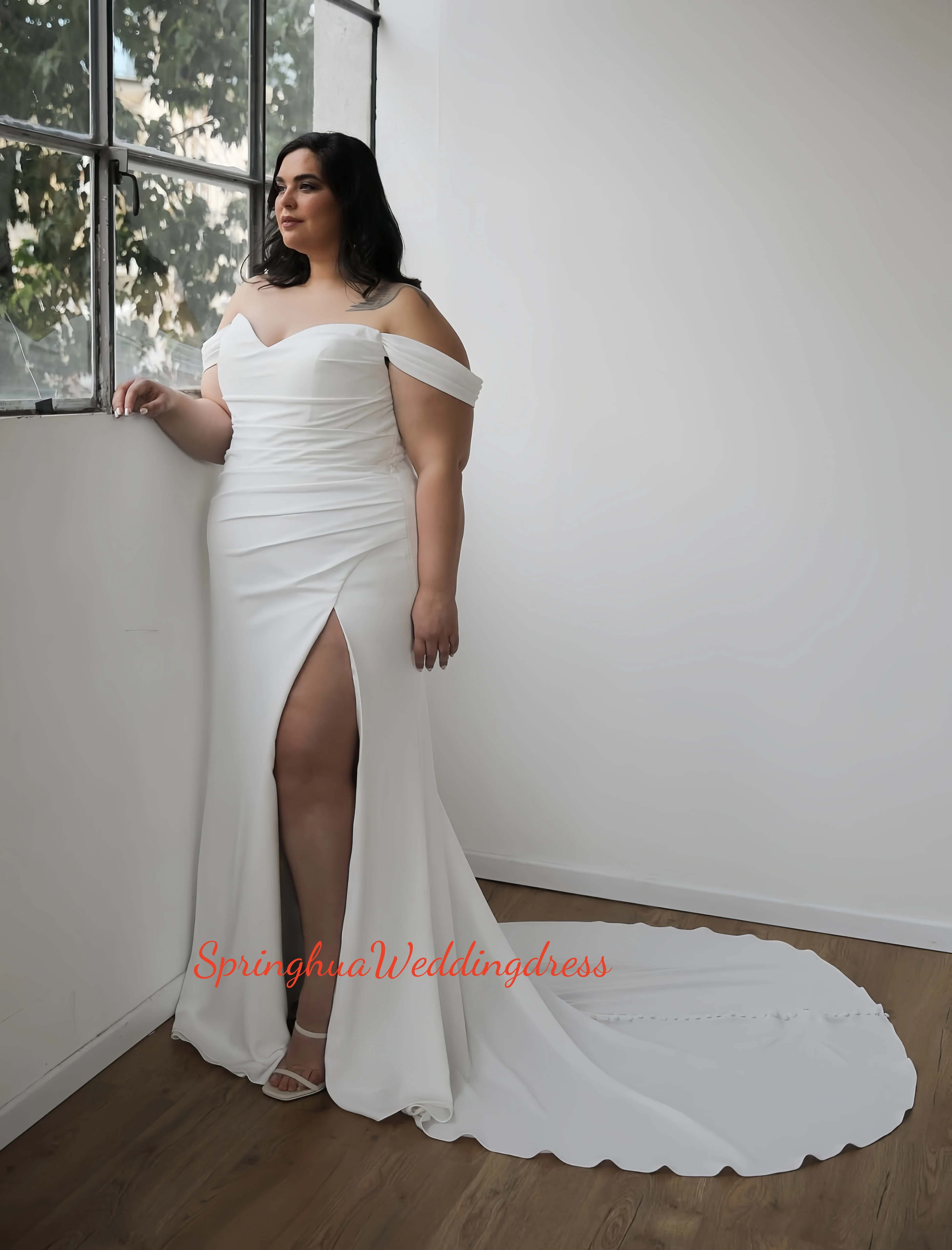 Custom-made simple satin ball dress and wedding dress with shoulder sleeves, high side slits, and enhanced bridal dress foyer
Custom-made simple satin ball dress and wedding dress with shoulder sleeves, high side slits, and enhanced bridal dress foyer