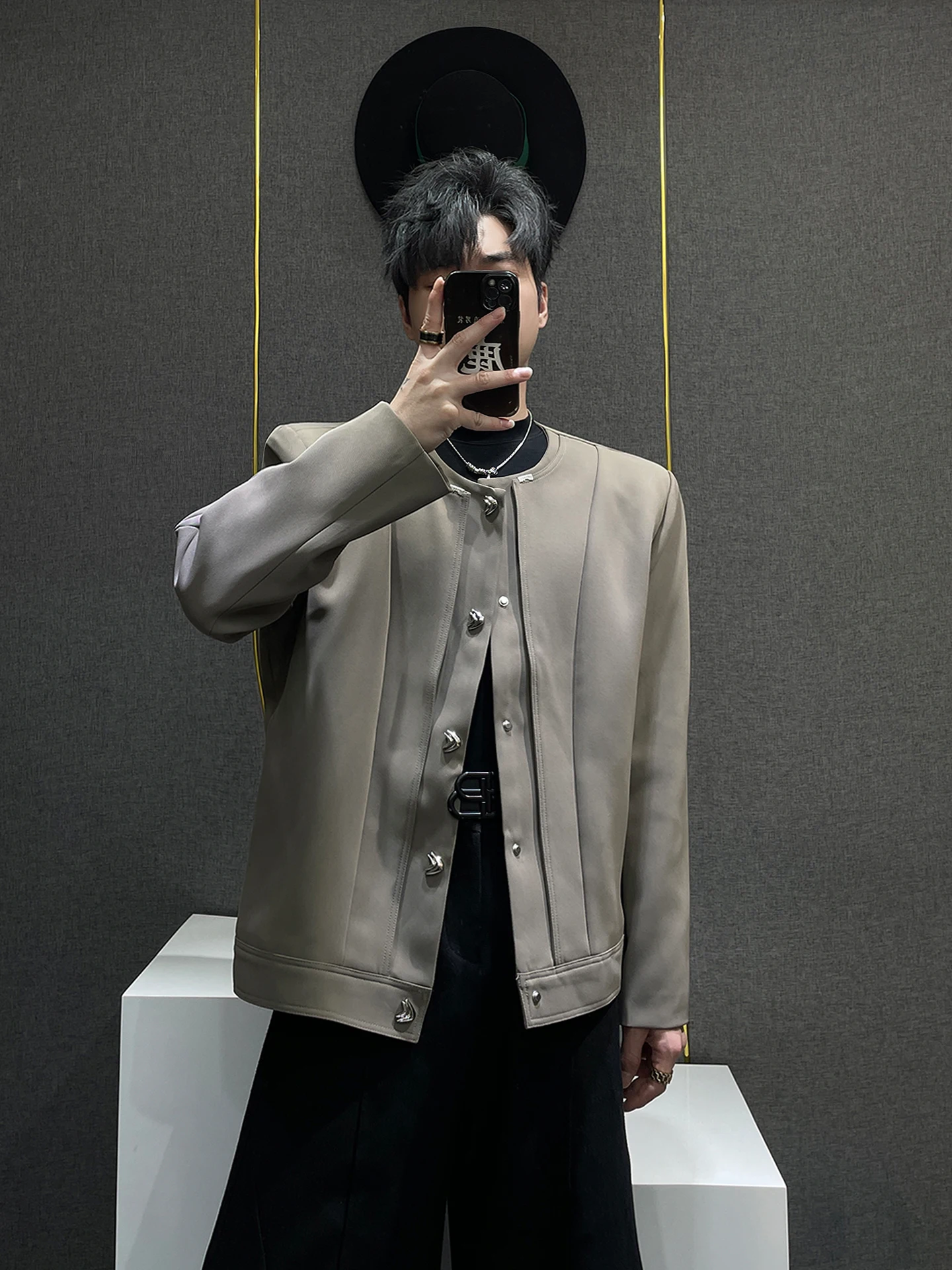 Shoulder Pad Men's Jacket with Metal Buckle Design Sensation Quilted Polyester Fabric Loose Fit round Neck Short Style
Shoulder Pad Men's Jacket with Metal Buckle Design Sensation Quilted Polyester Fabric Loose Fit round Neck Short Style