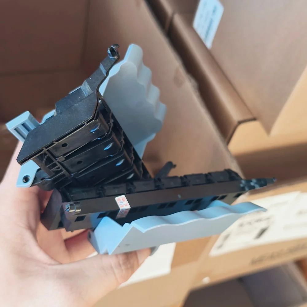 Крышка каретки в сборе для плоттера HP DesignJet 10 20 30 70 90 100 110 120 130; верхняя крышка печатающей головки 
Крышка каретки в сборе для плоттера HP DesignJet 10 20 30 70 90 100 110 120 130; верхняя крышка печатающей головки