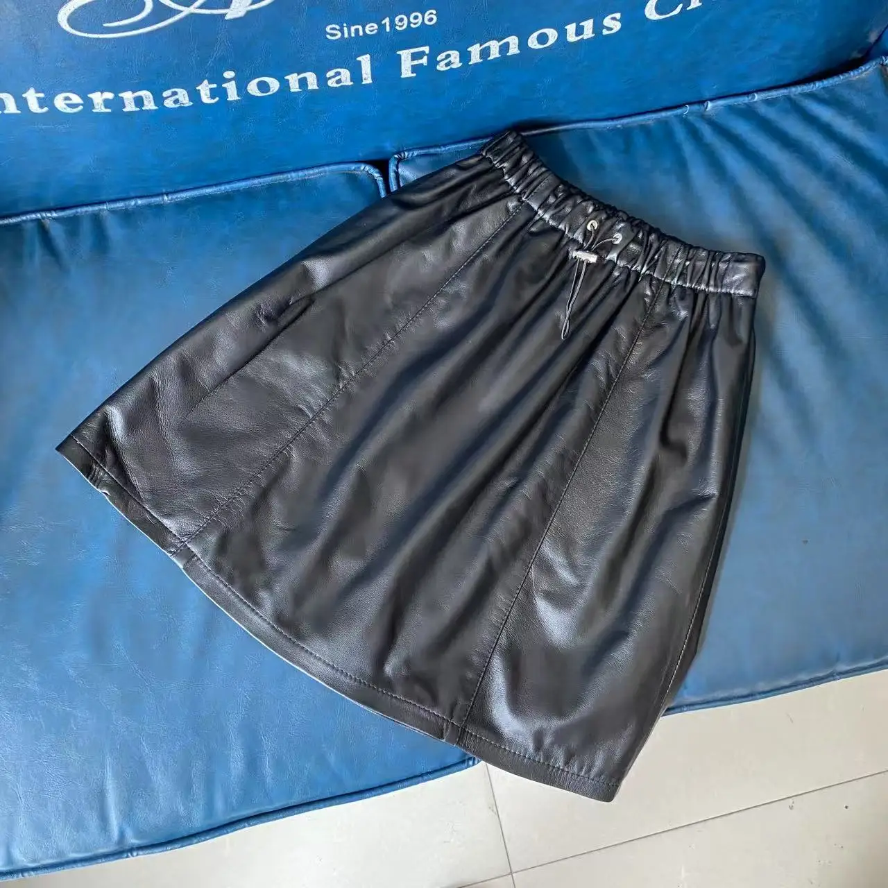 Новая женская юбка из натуральной кожи А-силуэта на осень 2025 года, с высокой талией, эластичным поясом, универсальная, стройнящая, модная
Новая женская юбка из натуральной кожи А-силуэта на осень 2025 года, с высокой талией, эластичным поясом, универсальная, стройнящая, модная