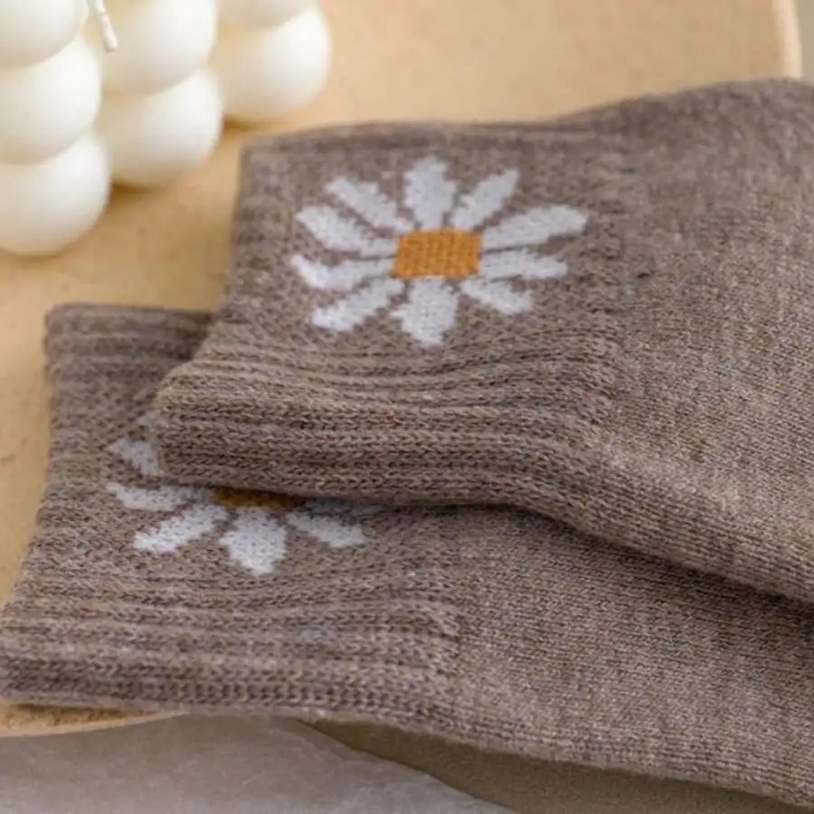 Womens Daisy Print Knit Socks Soft Comfortable For Daily Wear
Womens Daisy Print Knit Socks Soft Comfortable For Daily Wear