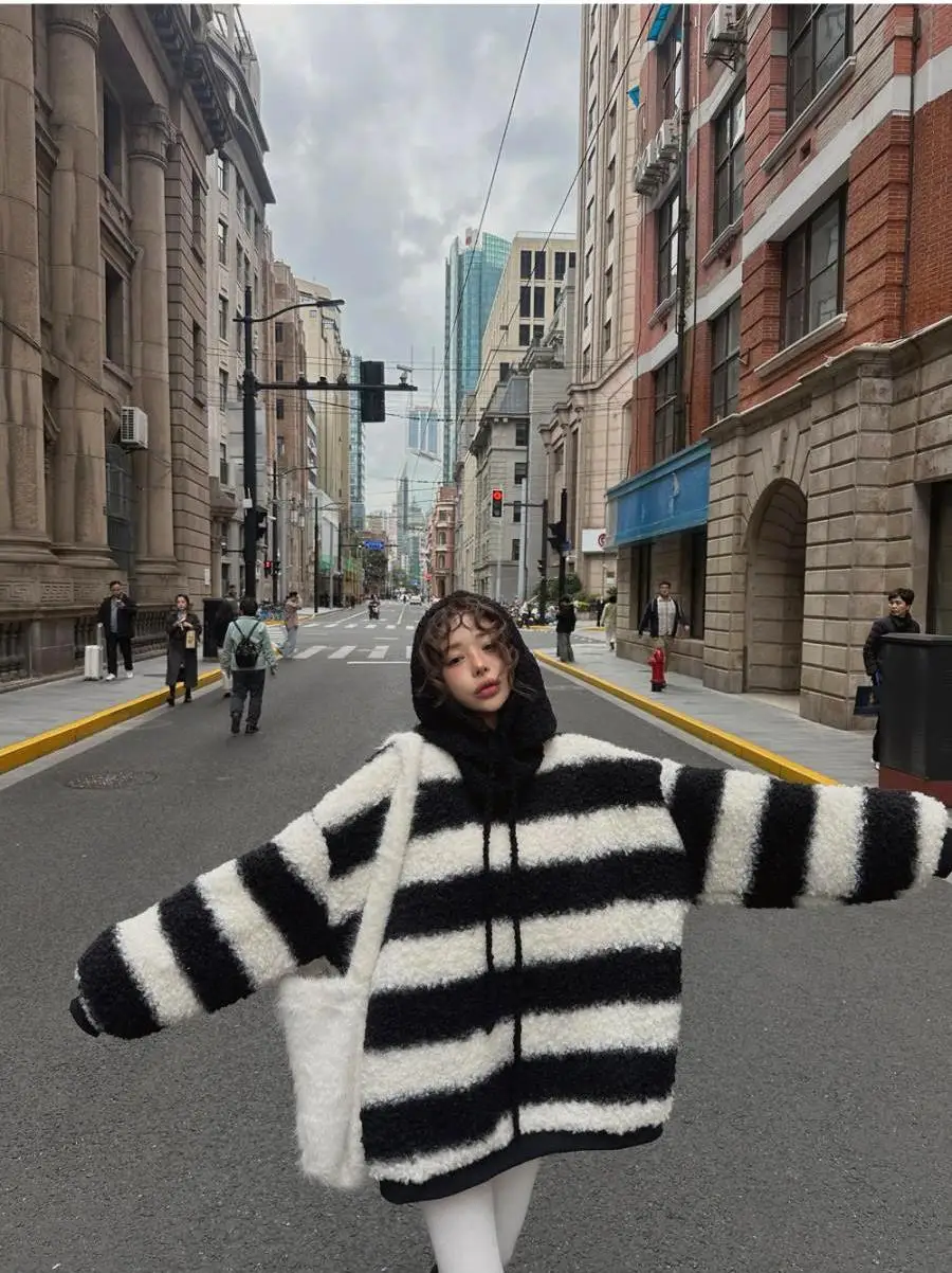 Женская повседневная толстовка на молнии с капюшоном, свободного кроя, в полоску, из теплого плюшевого вельвета, увеличенного размера, для зимы
Женская повседневная толстовка на молнии с капюшоном, свободного кроя, в полоску, из теплого плюшевого вельвета, увеличенного размера, для зимы