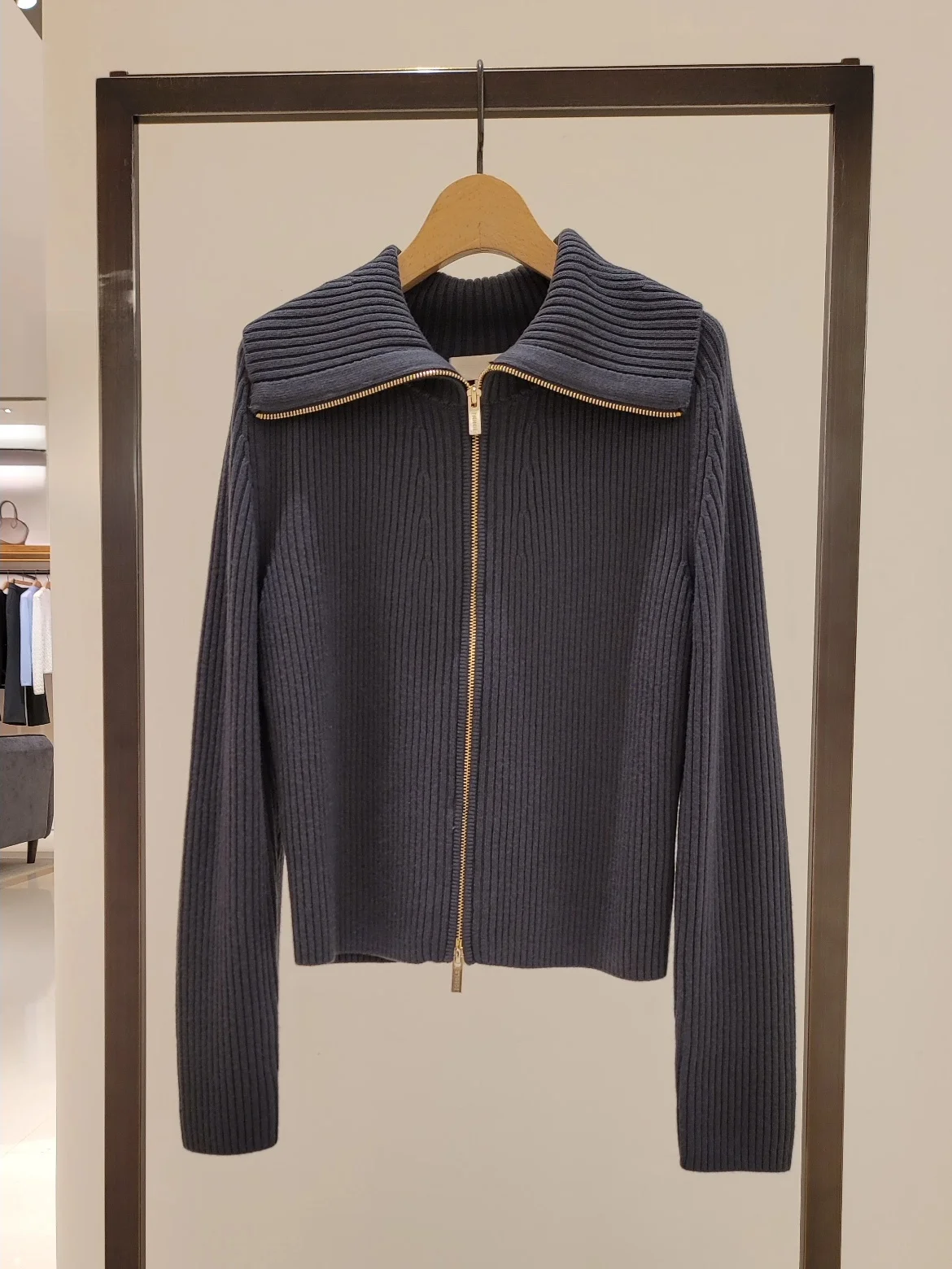 HEIDD IC 2025 Autumn Winter Large Collar Double Zipper Extra Fine Wool Long Sleeve Knitted Sweater Women's Fashion Cardigan
HEIDD IC 2025 Autumn Winter Large Collar Double Zipper Extra Fine Wool Long Sleeve Knitted Sweater Women's Fashion Cardigan