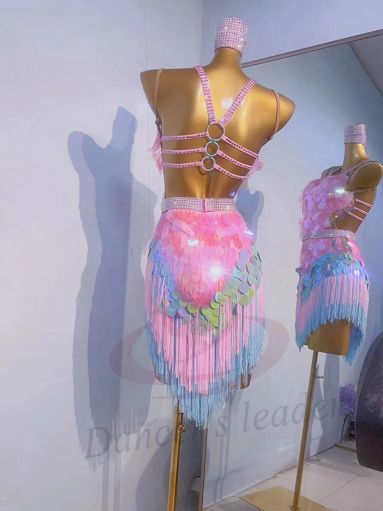 Платье для латинских танцев, высококачественное платье с блестками на заказ и бриллиантовым ремешком, двухцветная кисточка, женская профессиональная одежда для сцены для взрослых
Платье для латинских танцев, высококачественное платье с блестками на заказ и бриллиантовым ремешком, двухцветная кисточка, женская профессиональная одежда для сцены для взрослых