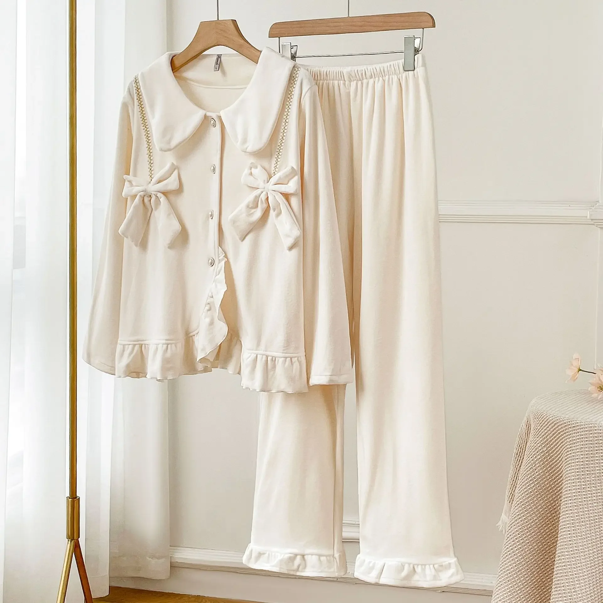 Пижамный костюм с милым бантом для девочек, осенне-зимний новый двусторонний бархатный домашний костюм, одежда для сна, свободная одежда для дома, утолщенная ночная рубашка
Пижамный костюм с милым бантом для девочек, осенне-зимний новый двусторонний бархатный домашний костюм, одежда для сна, свободная одежда для дома, утолщенная ночная рубашка