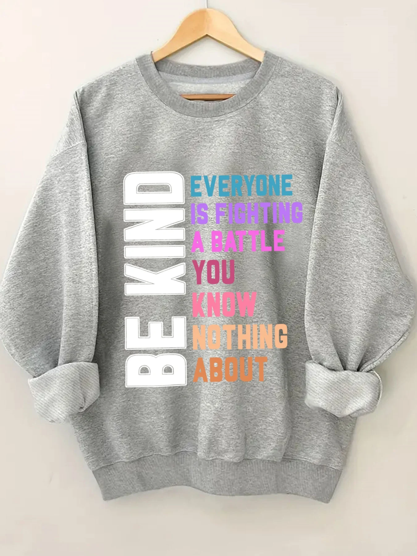 Модная женская толстовка с круглым вырезом и принтом в виде букв, удобная, в стиле стритвир, для повседневной носки.
Модная женская толстовка с круглым вырезом и принтом в виде букв, удобная, в стиле стритвир, для повседневной носки.