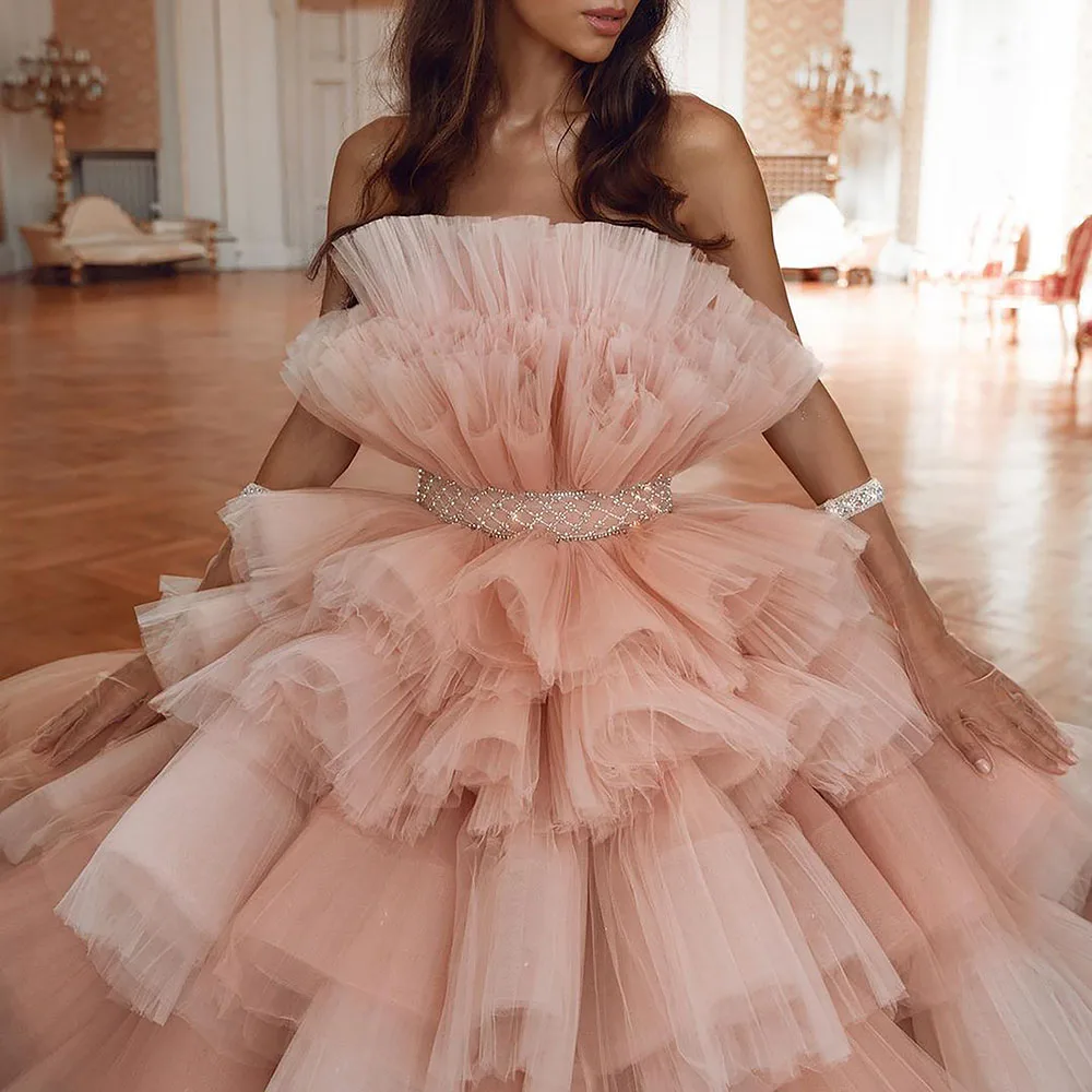 Luxury Ball Gown Tulle Evening Dresses Arabic Dubai Colorful Wedding Gowns Strapless Puffy Long Train Layered Ruffles Prom Dress
Luxury Ball Gown Tulle Evening Dresses Arabic Dubai Colorful Wedding Gowns Strapless Puffy Long Train Layered Ruffles Prom Dress
