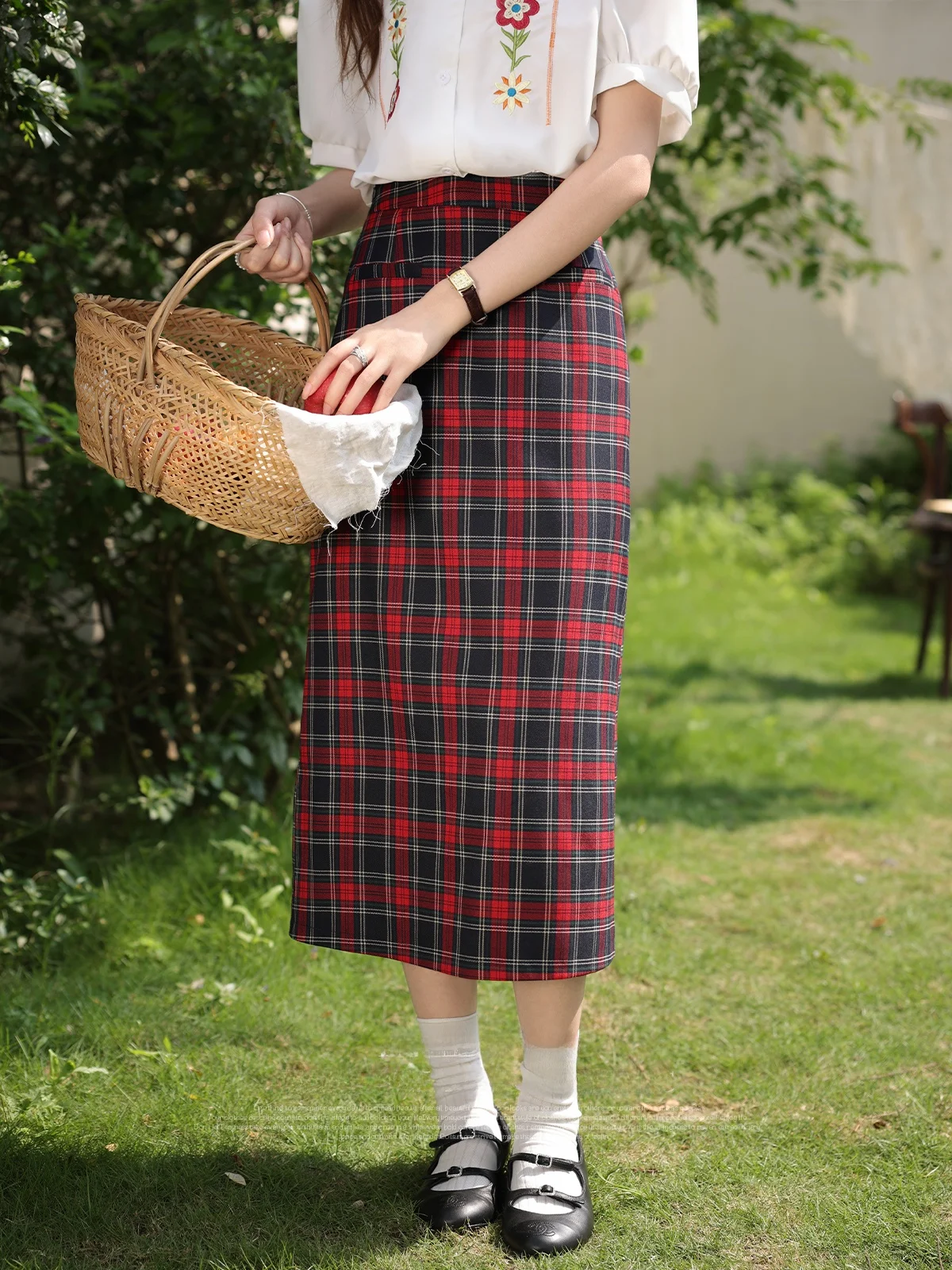 Красная клетчатая юбка женская, новая весенняя модель, с завышенной талией, для офиса, винтажная, прямая, из других материалов
Красная клетчатая юбка женская, новая весенняя модель, с завышенной талией, для офиса, винтажная, прямая, из других материалов