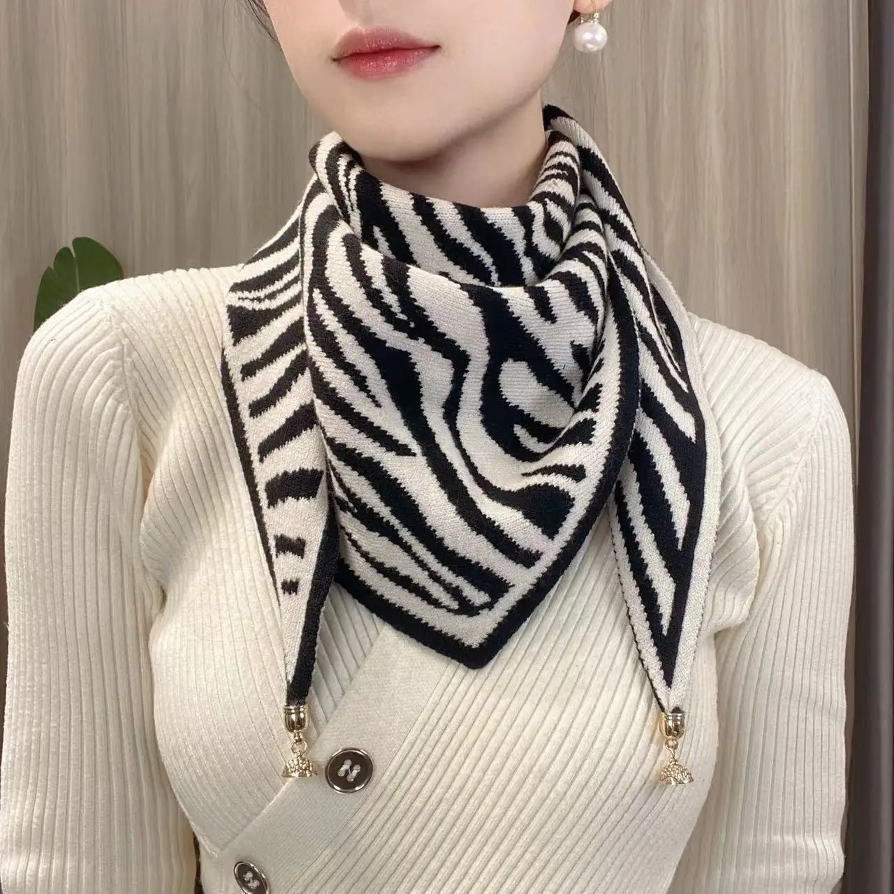 1 Pcs 108x68Cm Triangular Scarf Knitted Magnetic Clasp Double Color Fashionable Warm Neck Protection Winter Scarf
1 Pcs 108x68Cm Triangular Scarf Knitted Magnetic Clasp Double Color Fashionable Warm Neck Protection Winter Scarf